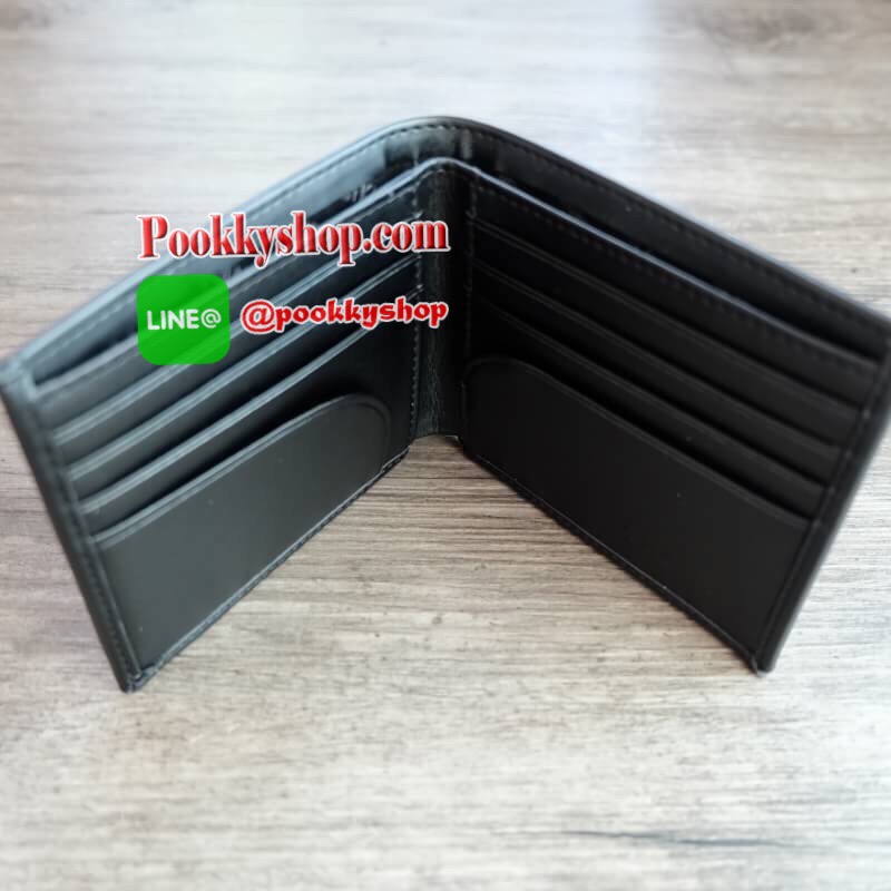 Calvin Klein Short Wallet กระเป๋าสตางค์ใบสั้น โดดเด่นด้วยการ ปั๊มโลโก้แบรนด์ตัวใหญ่ที่ด้านหน้า ภายในมีช่องใส่ธนบัตรและช่องใส่บัตรหลายช่อง จะมอบเป็นของขวัญหรือใช้เองก็แนะนำค่ะ