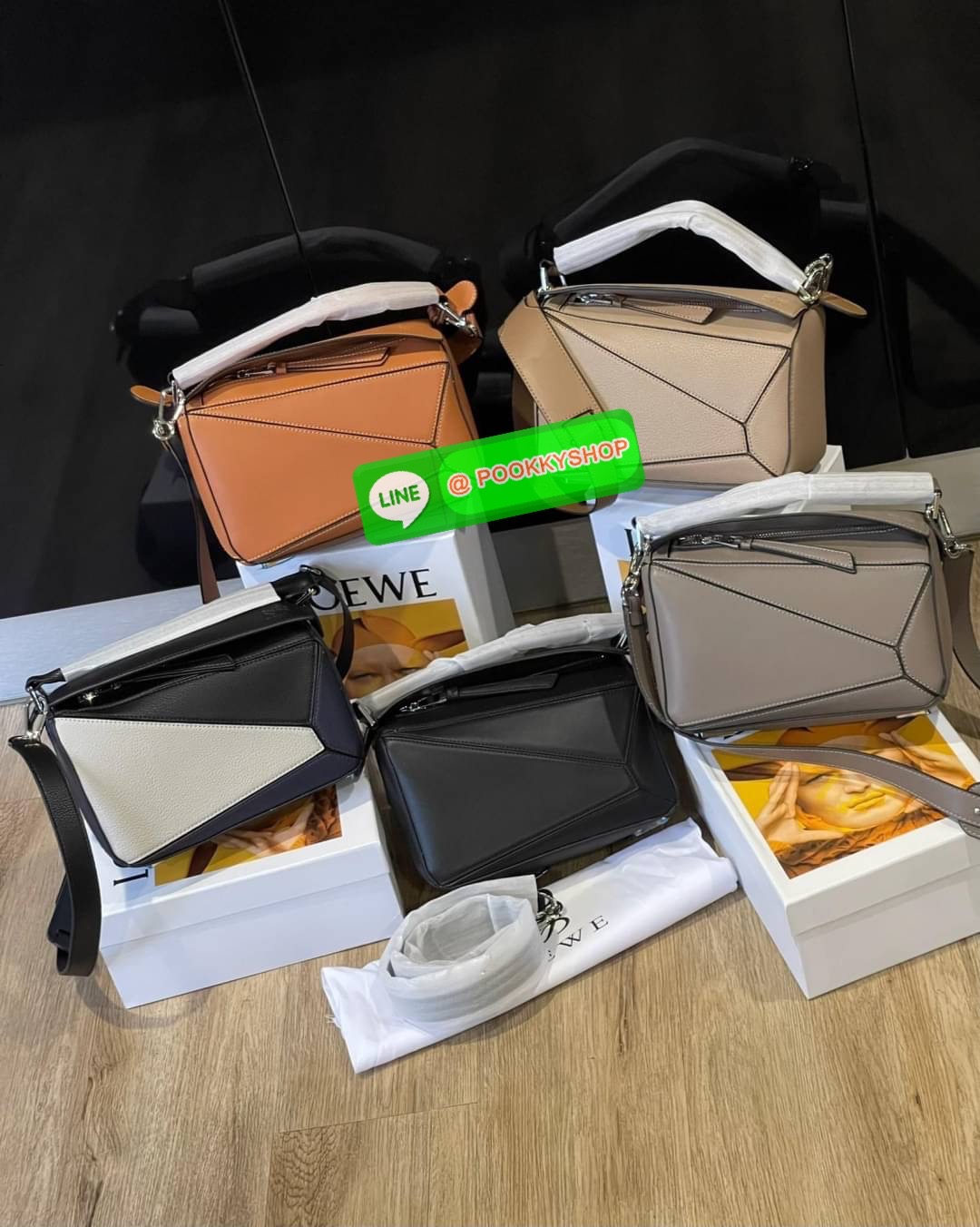 Loewe Puzzle Bag In Classic กระเป๋าทรง Puzzle นี้ออกแบบโดย Jonathan Anderson โดยได้รับแรงบันดาลใจในการออกแบบมาจากรูปทรงของลูกรักบี้ ดังนั้น จึงจะเห็นได้ว่าการตัดเย็บและรูปทรงของกระเป๋านั้นคล้ายคลึงกับลูกรักบี้ รูปทรงดูมินิมอลไม่ทิ้งคอนเซ็ปต์ของแบรนด์ สามา