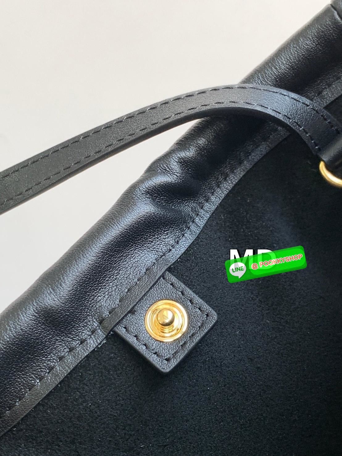 CELINE Small Cabas Drawstring Cuir Triomphe / CELINE TOTE BAG กระเป๋าทรงโท้ทน่ารักน่าใช้ ตัวกระเป๋าหนังนุ่มมาก ปากกระเป๋าเป็นหูรูดดึงปรับทรงได้สองแบบสองสไตล์ ด้านในเปิดปิดด้วยกระดุม ภายในโล่งกว้างจุของได้คุ้มๆ มาพร้อมสายสะพายยาวถอดและปรับได้ แมทช์กับเสื้อ