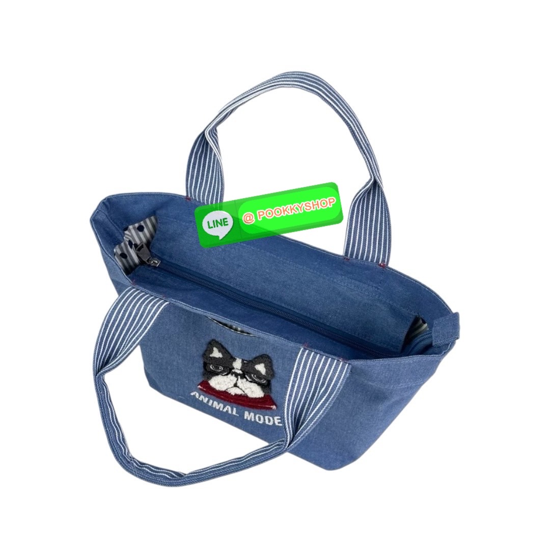 กระเป๋ามินิ Kusuguru Paulo Dyed Denim & Hickory ผ้าย้อมเส้นด้ายนี้มีเนื้อสัมผัสคล้ายผ้าเดนิม ต่างจากผ้าเดนิม ตรงที่ทนทานต่อสีตกและมีน้ำหนักเบา ลายปัก Sagara สามมิติอันโดดเด่นสะดุดตานั้นน่าประทับใจอย่างยิ่ง กระเป๋าใบนี้มีขอบกระเป๋าที่กว้างและขนาดที่ใช้งานง