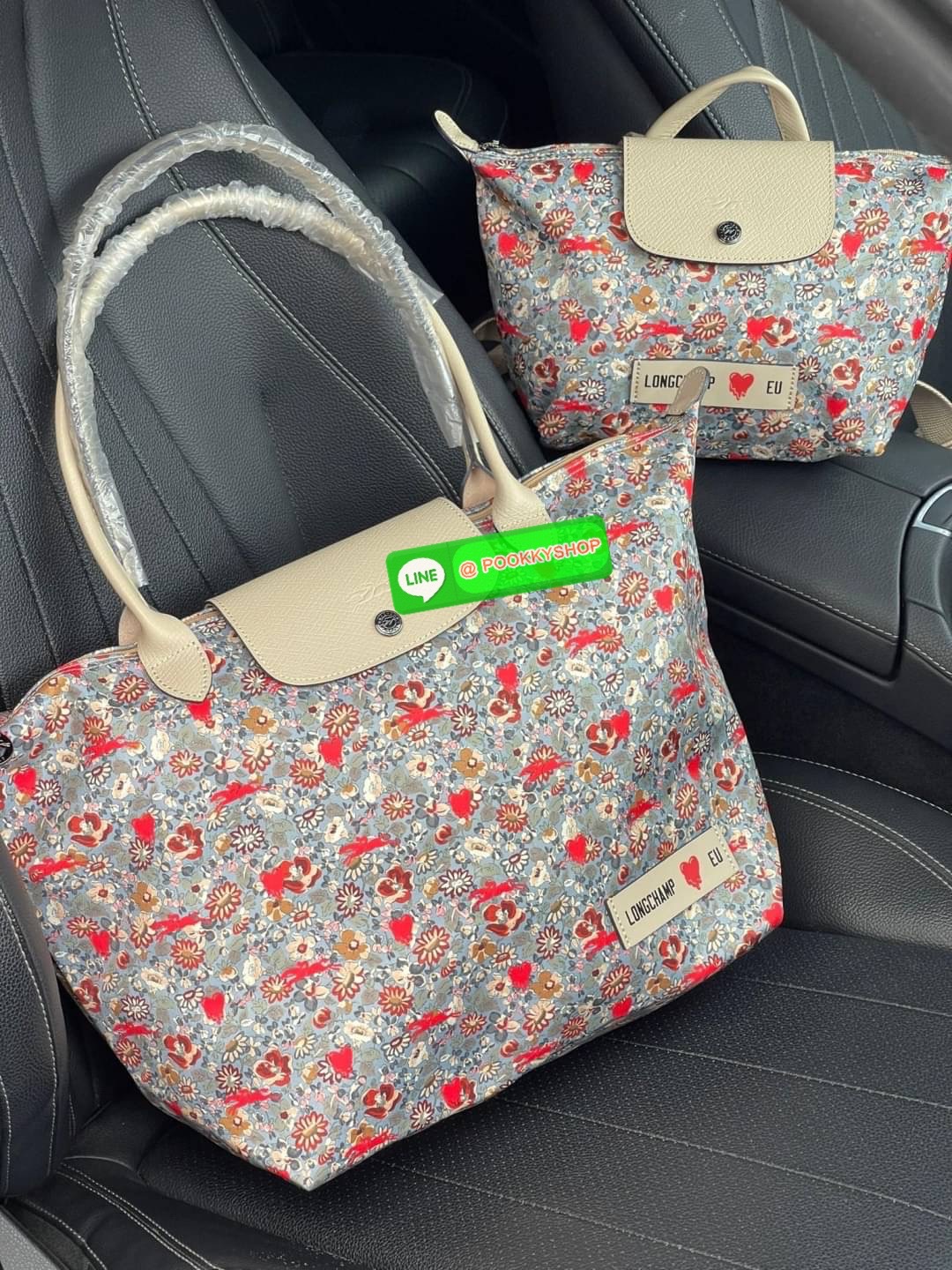 Longchamp x EU Le Pliage tote bag L คอลเลกชันพิเศษจาก Longchamp ที่น่ารักสุดๆ สำหรับซัมเมอร์นี้ กระเป๋ารูปทรงคลาสสิกที่มาในลวดลายและสีที่ออกแบบมาพิเศษ ยังคงความเป็น Le Pliage กระเป๋าสะพายไหล่ทรงTote ใส่ของได้จุอย่างเหลือเชื่อ ยังมีซิปปิดเพิ่มความปลอดภัย น