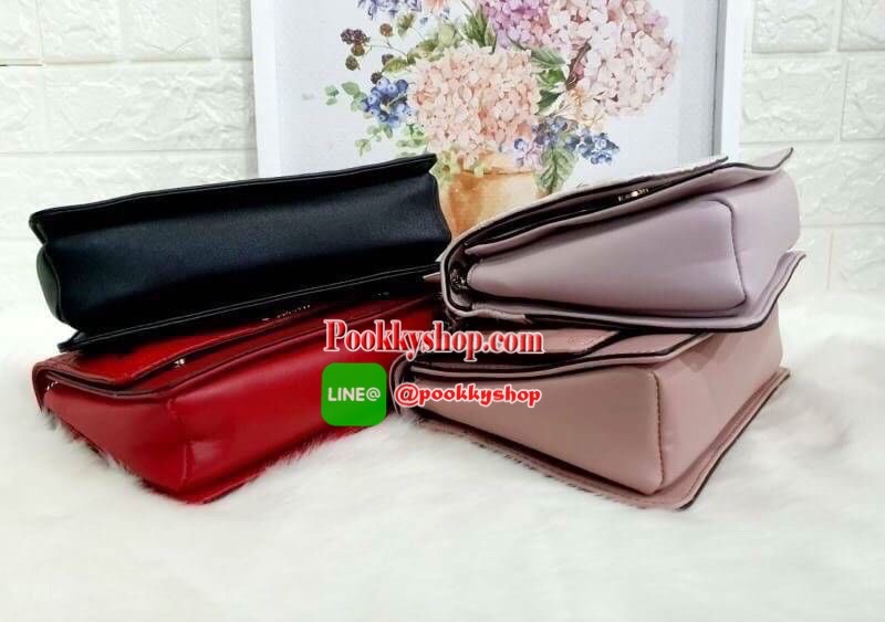 GUESS JEANA CONVERTIBLE CROSSBODY กระเป๋าสะพายหนังนิ่มอยู่ทรงตั้งได้ ด้านหน้าแต่งด้วยหมุดสีทองสลับด้วยการปักลายโลโก้ ดูสวยคลาสสิก ตัวกระเป๋าเปิดปิดด้วยกระดุม ด้านในมีหลายช่องแบ่งเป็นสัดส่วน ด้านหลังมีอีก 1 ช่องซิป สามารถเก็บของจุกจิกได้ สายสะพายเป็นโซ่ต่อ