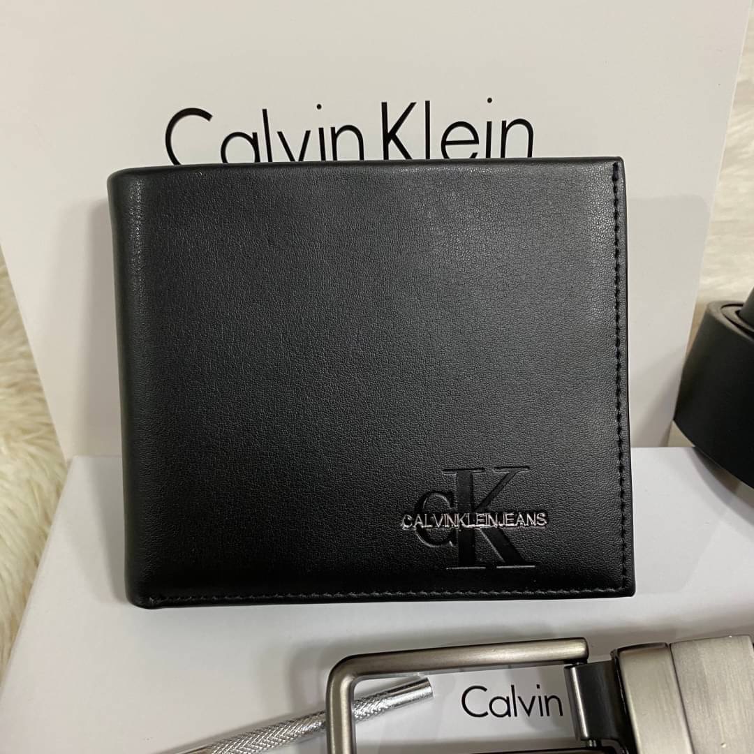 Calvin Klein Leather Belt & Wallet Set Setกระเป๋าสตางค์+เข็มขัด กระเป๋าสตางค์ด้านหน้าตกแต่งด้วยโลหะโลโก้แบรนด์ มีช่องใส่บัตร ช่องใส่ธนบัตร 2 ช่อง เข็มขัดหนังแท้ปั๊มแบรนด์ สามารถสลับใช้ได้ทั้ง 2 ด้าน เข็มขัดปรับระดับได้ 5 ระดับ มาพร้อมที่เจาะรูจ้า