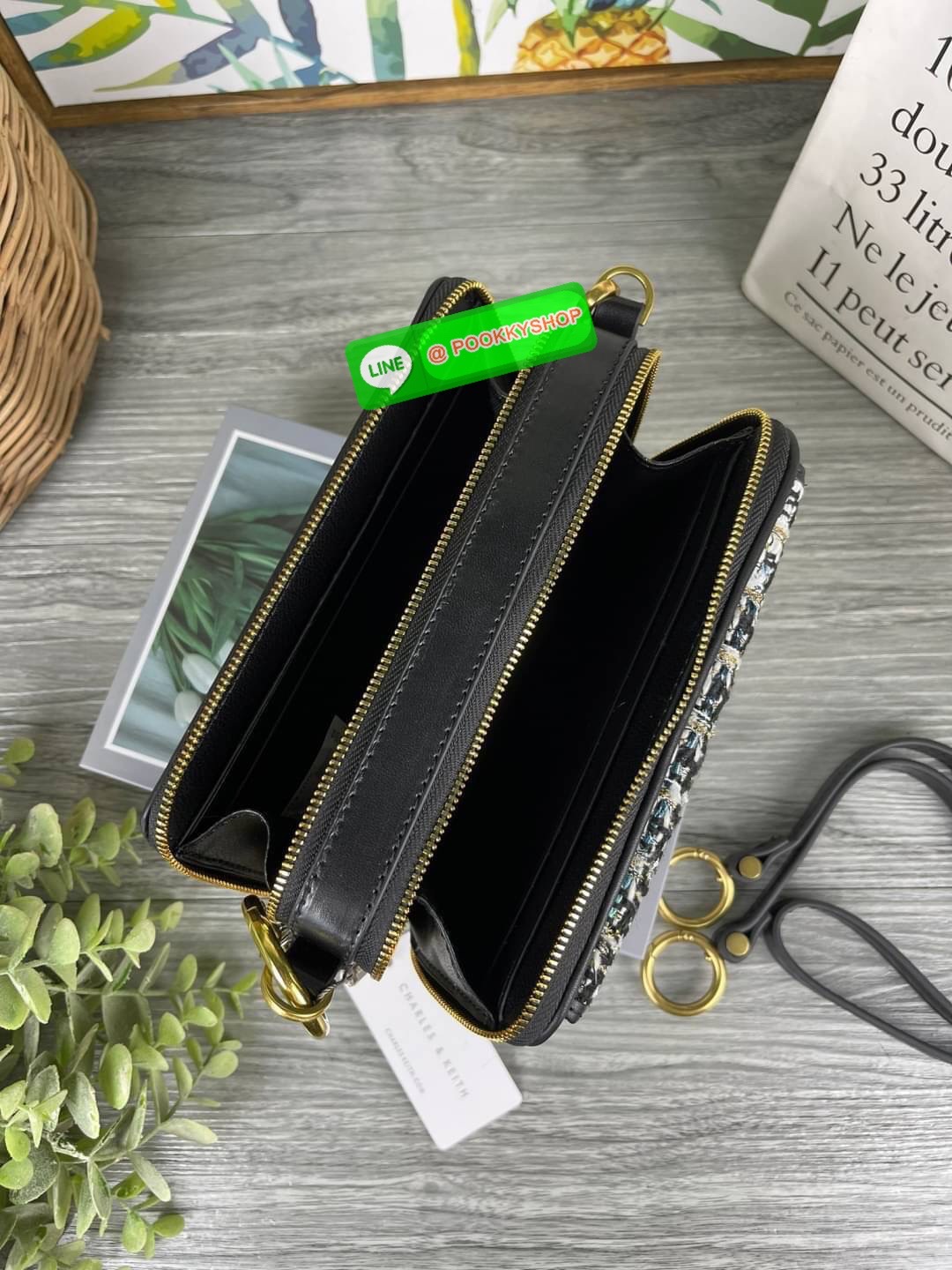 Charles & Keith Tweed Boxy Crossbody Bag กระเป๋าดีไซน์ทรงกล่องแต่ลายผ้าทวิต(สีชมพู,ดำ) ใส่ iPhone 12 Pro Max ได้ ใช้เป็นกระเป๋าเงินและกระเป๋าสะพายในใบเดียว รุ่นนี้วางอยู่ทรง สามารถใช้งานได้ 3 แบบ 1.สายโซ่ 2.สายหนัง 3.สายโซ่ต่อสายหนังสะพายแบบครอสบอดี้ สีสว