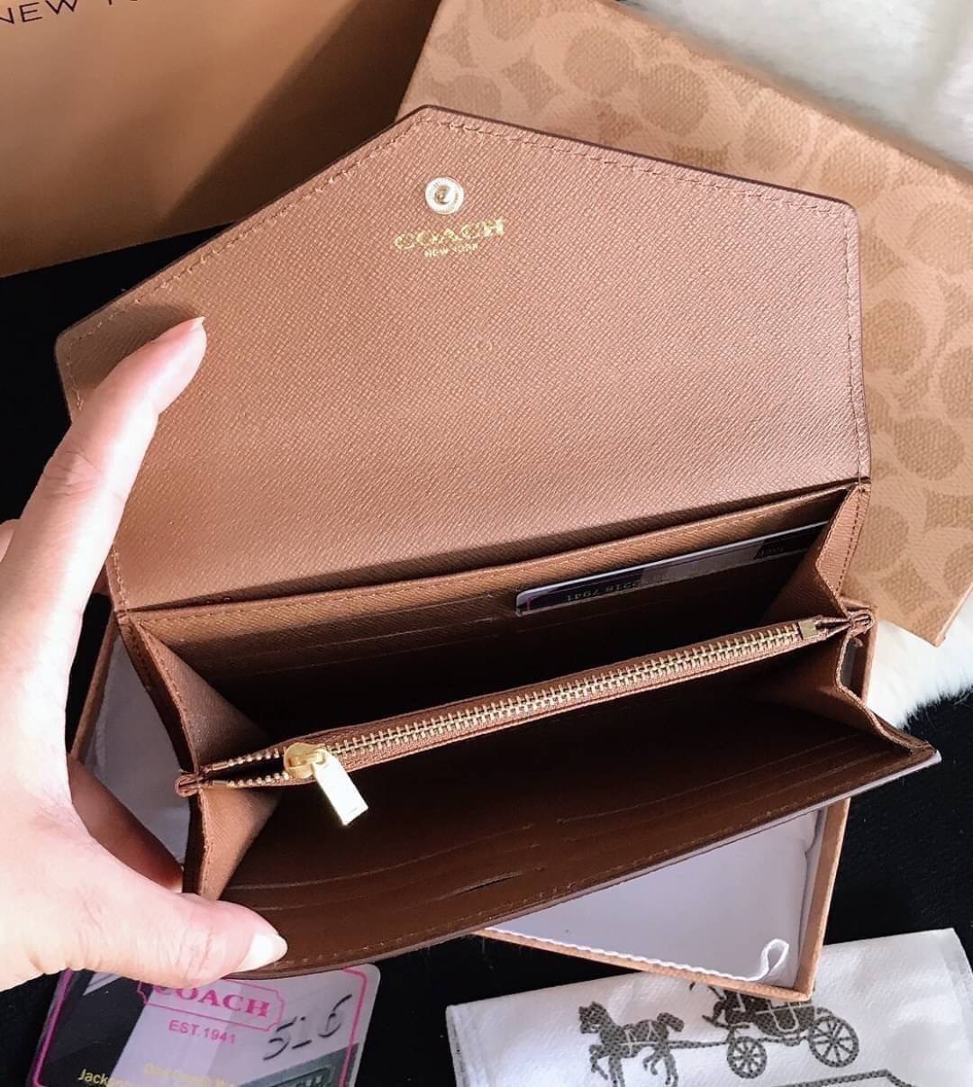 กระเป๋าสตางค์ coachสองพับ ใบยาว งานเกรดพรีเมี่ยม ปั้มทุกจุด ลายฮิตของCoach ด้านใน 2 ช่องใส่เเบงค์ ใส่บัตร 1 ซิปตรงกลาง ภายในมี 2 ช่อง มีช่องซิปตรงกลาง ปิดเปิดแบบกระดุม งานสวย