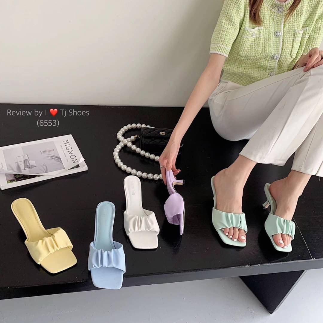 !!! พร้อมส่งรองเท้านำเข้าที่สวยเกร๋ขายดีสุดๆ !!! หนังรุ่นนี้นิ่มมากสวยมาก สวมใส่ง่าย เรียบหรูดูดี ใส่ได้เรื่อยๆ ไม่ตกเทรนด์ แมทกับชุดอะไรก้ดูเก๋ดูแพงมาก ควรมีไว้เป็นคู่โปรด ของจริงงานดีมากสวยมาก ตรงปกแน่นอน เพราะรูปถ่ายจากสินค้าจริง เป็นรุ่นที่แนะนำ รีบสั