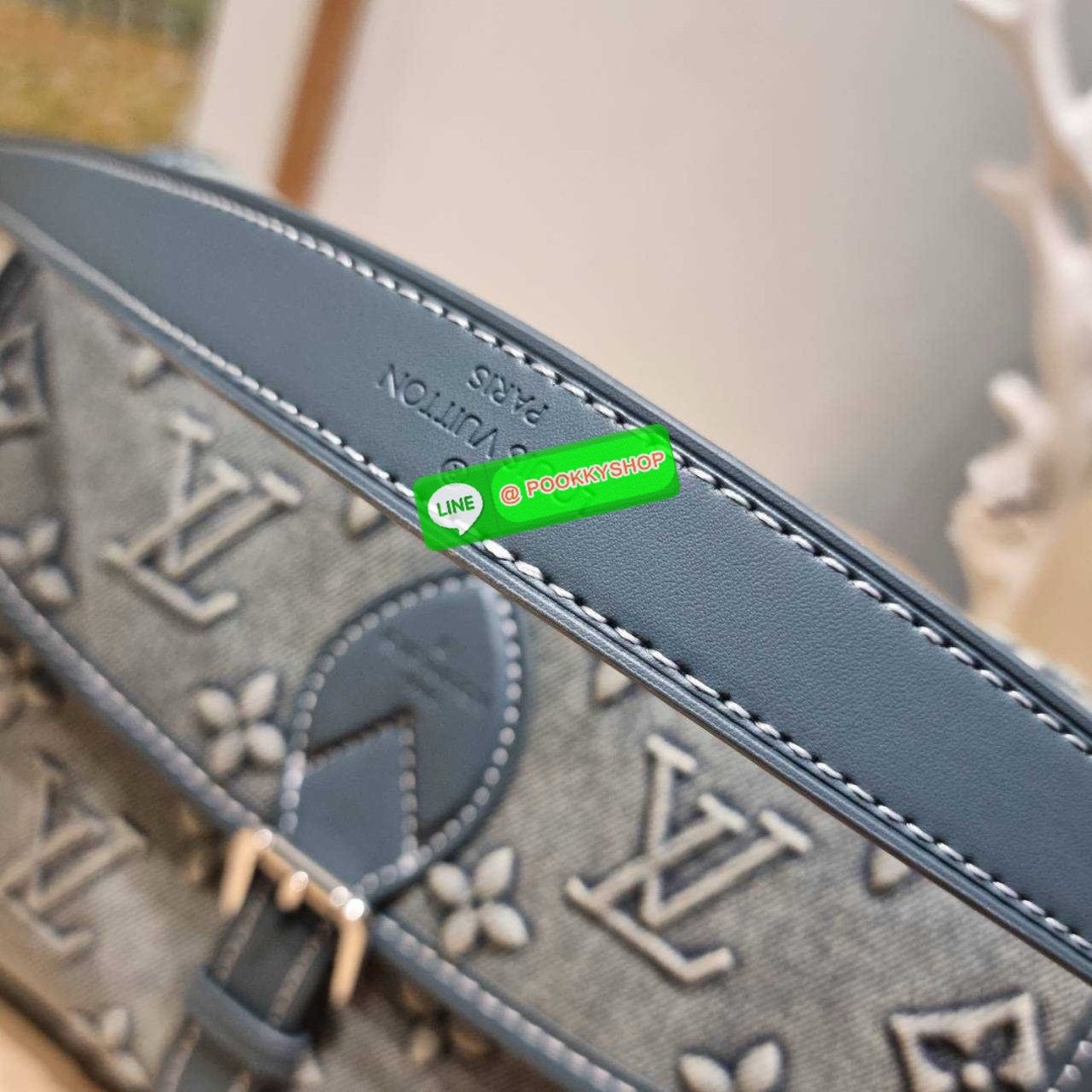 LV diane monogram washed denim bag 🔆 Details ใหม่ล่าสุด กับกระเป๋าทรงสุดฮิต คลาสสิคและเป็นอีกหนึ่ง signature ที่มาในรูปแบบ washed denim สวยดูแพงสุดๆ มาพร้อมสายสะพายถึง 3 แบบ สายคล้องไหล่ สายสะพายข้างแบบหนังและแบบสปอร์ต ทำให้สามารถปรับเปลี่ยนใช้งาน