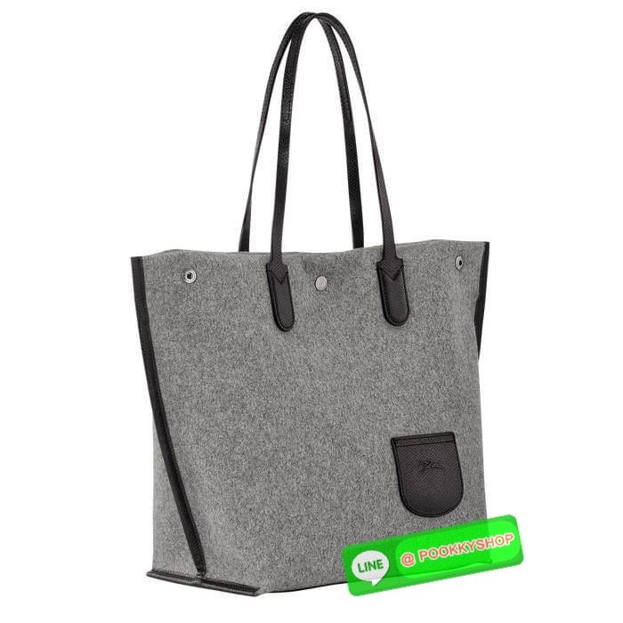 LongChamp Roseau Essential Shoppimg Bag L กระเป๋าTote วัสดุผ้าขนสัตว์ ซับในผ้าฝ้ายที่จับด้านบนหนังวัว กระเป๋าสะพายใบนี้มีขนาดพอเหมาะ กว้างพอที่จะใส่เอกสารทั้งหมดของคุณและจะไปกับคุณตลอดทั้งวัน! น้ำหนักเบา ปิดด้วย ระบบยึดสแน็ปอิน หรูหรา เหนือกาลเวลา และเปี่