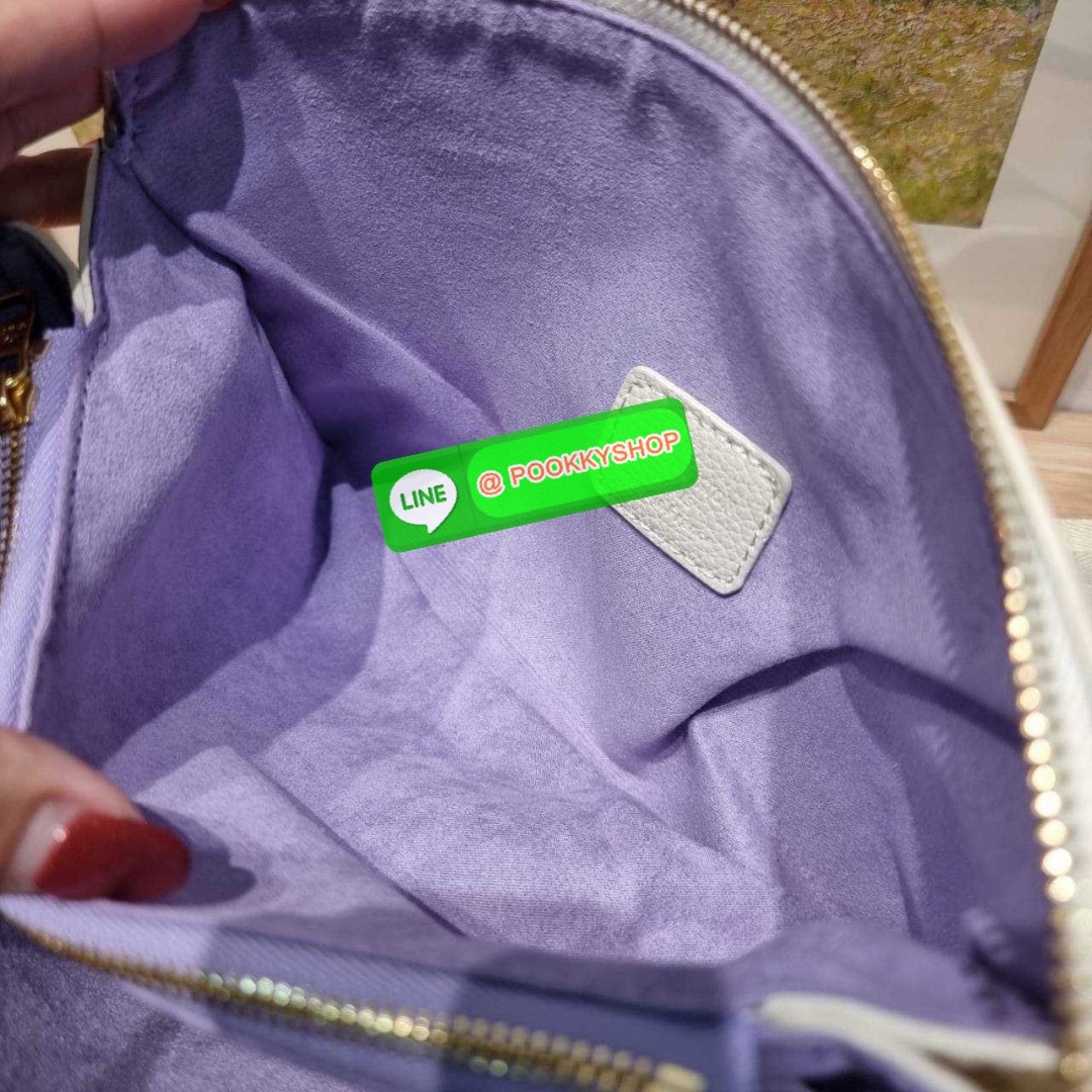 LV coussin pm bag 🔆 Details กระเป๋าสะพายกึ่งคลัชท์ สุดล้ำ ดีไซน์ใหม่ สีลิมิเต็ด ล่าสุดจากเคาน์เตอร์ duty free มาแรงมาก ด้วยความสวยปังตั้งแต่แรกเห็น มาพร้อมสาย 2 เส้น สวยลัคชูแบบสับๆ มีสายโซ่ที่มีดีเทลละเอียดไม่ซ้ำ และสายสปอร์ตครอสบอดี้ ที่จะคล้องไ