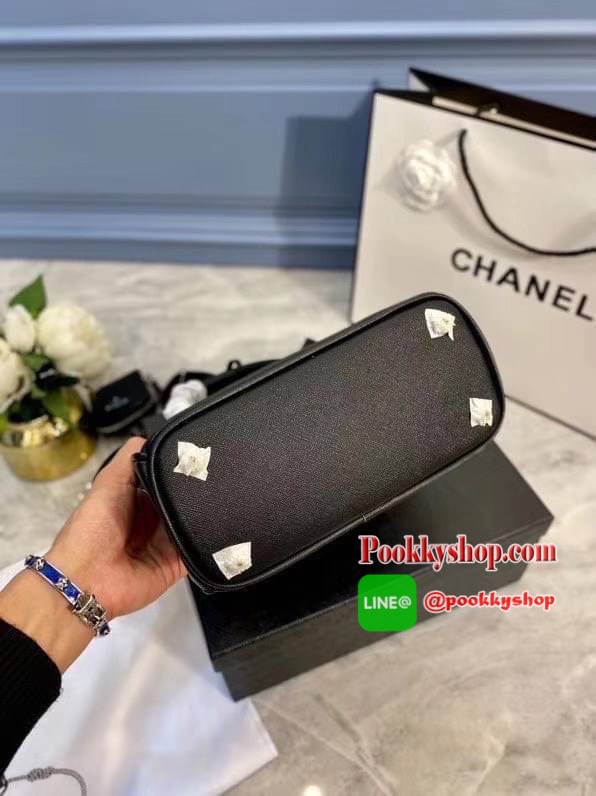 Prada กระเป๋าถือหรือสะพายอเนกประสงค์ วัสดุหนังสวยอยู่ทรงขนาดกำลังดีน้ำหนักเบา ดีไซน์สวยเก๋ที่หูหิ้วกระเป๋า โลโก้แบรนด์อะไหล่หรู หูจับแข็งแรงพับลงได้สะดวกใช้หัวซิปแบรนด์ ภายในมีโลโก้ ช่องซิป ช่องใส่มือถือ สามารถใส่กระเป๋าสตางค์ใบยาว ipad mini ของใช้จุกจิกไ