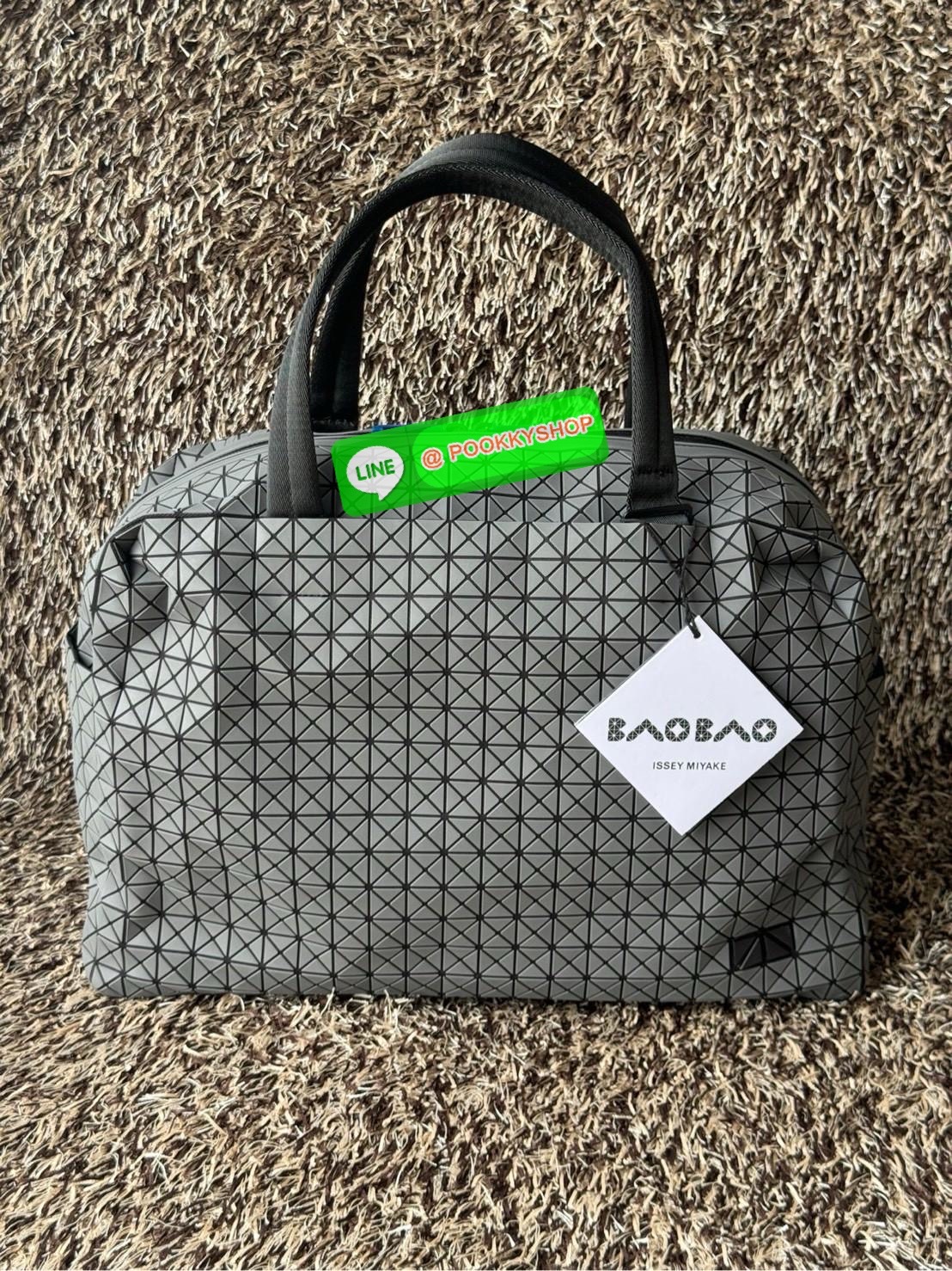 Baobao issey miyake cargo tote matte กระเป๋า CARGO สไตล์บอสตัน มีหูจับแบบบุหนา มีฐานกว้างใส่ได้เยอะ สาทารถใส่สัมภาระที่จำเป็นในการเดินทาง หรือมีพื้นที่จัดเก็บสิ่งของที่เราต้องใช้ในการทำงานด้วย เช่น โน้ตบุ๊ก สมุดจดบันทึก แฟ้มเอกสารต่าง ๆ ดีไซน์หรูดูสุภาพเร