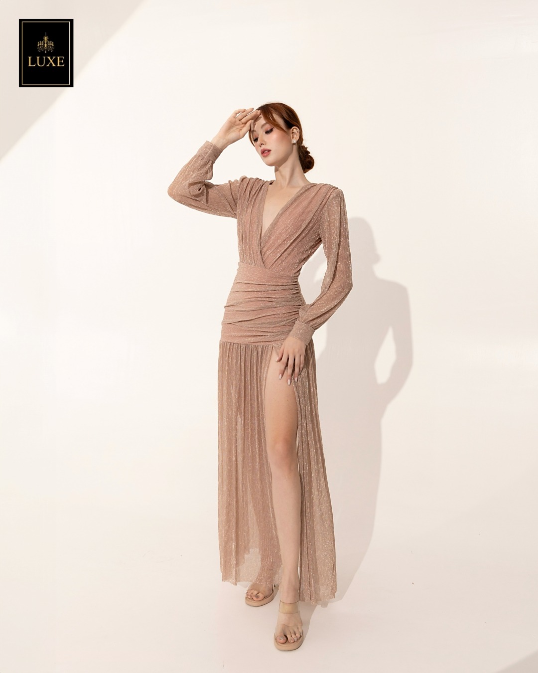 เดรสแฟชั่น แม็กซี่เดรสเสื้อคอวีป้าย แขนยาวเสริมไหล่ กระโปรงจับเดรปย่นเข้ารูปตรงสะโพก