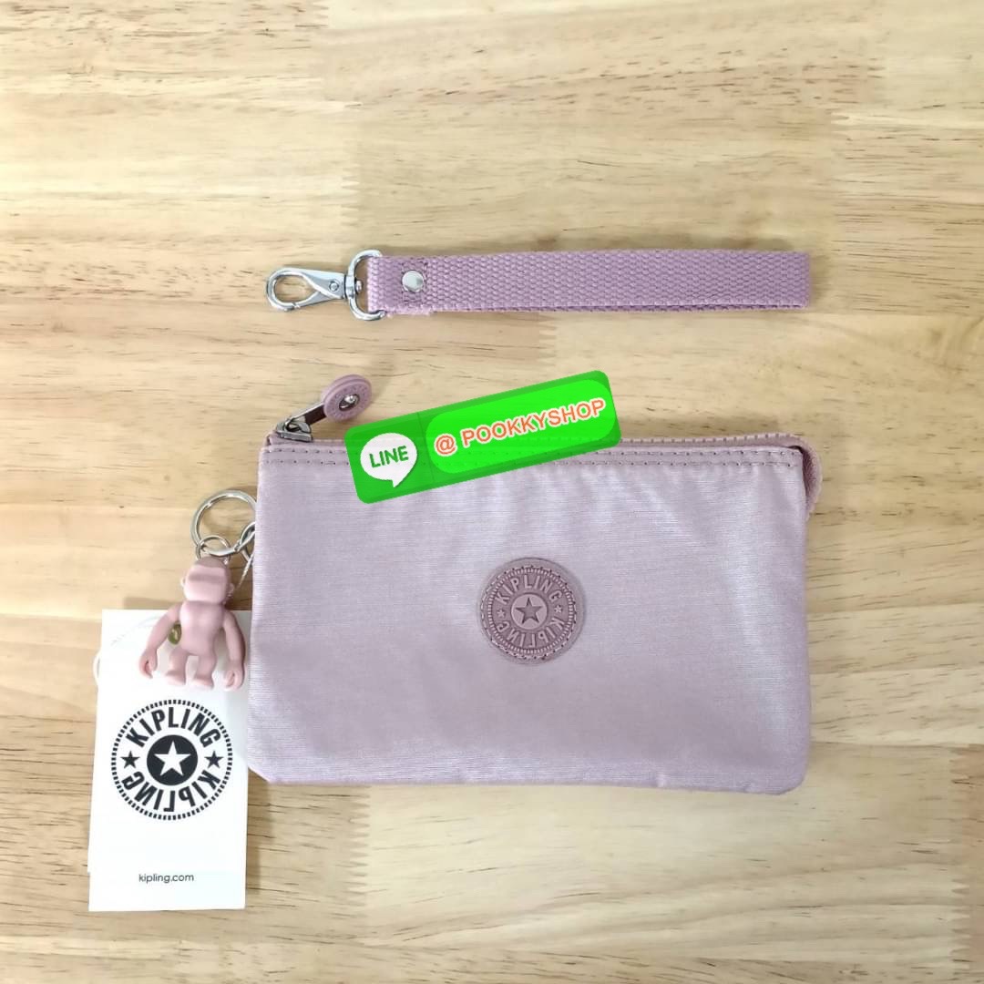 Kipling Creativity Large Pouch วัสดุ Nylon 100% กระเป๋าคล้องมือขนาดพอเหมาะ 7.25 นิ้ว พกพาสะดวก เปิด-ปิดด้วยซิปเดียวใช้งานง่าย ด้านในมีช่องกว้าง 2 ช่องและช่องซิปเล็กตรงกลางอีก 1ช่อง ใช้งานได้สะดวก สามารถใส่มือถือ 7.5 นิ้วได้ กุญแจรถ ธนบัตรได้ ล็อตนี้มาพร้อ