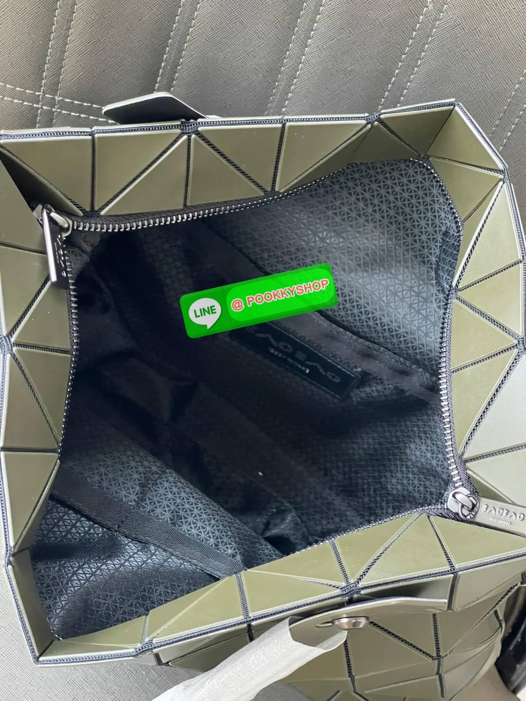 Bao Bao Issey Miyake ROCK MATTE ซีรีส์นี้จะเป็นทรงสี่เหลี่ยมผืนผ้า มีซิปปิดด้านบน ถือเป็นรุ่นที่เหมาะกับการใช้งานในชีวิตประจำวัน สามารถพับมุมและบริเวณด้านล่างของกระเป๋าเพื่อเพิ่มความสะดวกสบายในการใช้งาน ทั้งยังช่วยให้วางกระเป๋าในแนวตั้งได้อีกด้วย แผ่นต่อส