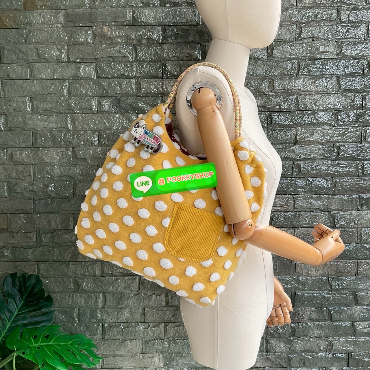 Japanese Kusuguru Woolen Polka Dot Cat Brooch Handbag Hand Bag Can Be Worn on One Shoulder Shopping Bag Work Clothing กระเป๋าถือลายจุดแมว Kusuguru ขนสัตว์ญี่ปุ่น ผิวสัมผัสจับนุ่มมือ 💕 แถมฟรีเข็มกลัดรูปแมว