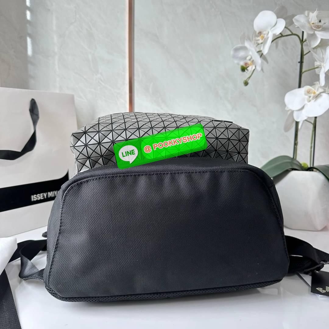 BAO BAO ISSEY MIYAKE KURO DAYPACK BACKPACK 🔖กระเป๋าเป้รุ่นฮอตทรงเรขาคณิตที่สุดในญี่ปุ่น KURO ภาษาญี่ปุ่นคือมาความเก๋ไก๋ เป็นกระเป๋าเป้ที่น้ำหนักแต่สามารถรับน้ำหนักได้ดี 🔖วัสดุ โพลียูรีเทน(Polyurethane) น้ำหนักเบา มีความแข็งแรง 🔖เปิ
