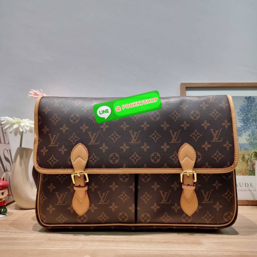 LV GIBECIERE CROSSBODY BAG กระเป๋าสะพายข้างใบใหญ่ ทรงแมสเซนเจอร์ เอาใจหนุ่มๆ ดีไซน์วินเทจ ย้อนยุค คลาสสิคไม่มีเบื่อ วัสดุหนังแคนวาส ทนทาน เปิด-ปิดด้วยสายคาดปรับระดับได้ ภายในมีช่องแบ่งเป็นสัดส่วนอย่างดี มีช่องซิป สายสะพายปรับได้ตามชอบ ใส่ของได้เลยแบบจุใจ