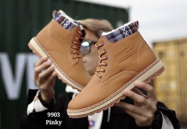 พร้อมส่ง 9903 รองเท้าหนังหุ้มข้อชาย 9903 งานนำเข้าอีกงานที่หนุ่มๆ ตามหา งานคุณภาพ หนัง pu พรีเมี่ยม ด้านในบุผ้าสำลี พื้นกันลื่นอย่างหนา ปลายข้อแต่งลายเล็กน้อย เท่ห์ได้อีก สวมง่าย ใส่สบาย ซับเหงื่อได้ดี งานดีมีน้อย ราคาเบามั่กๆ