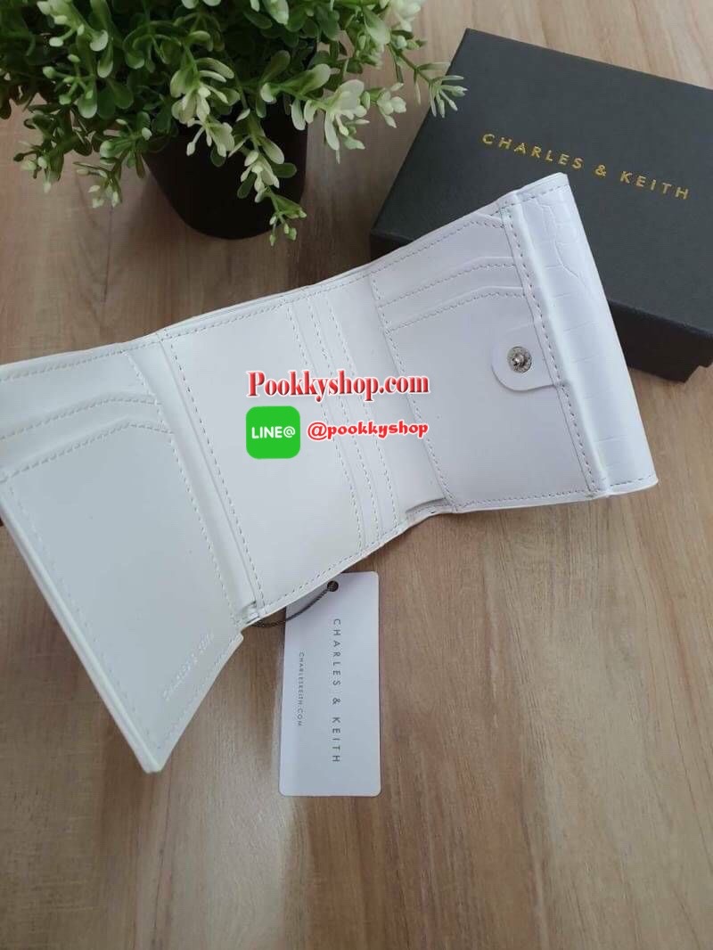 charleskeith Croc effect short wallet กระเป๋าสตางค์ใบสั้นมาด้วยลายหนังจรเข้ ด้านหน้าติดชื่อแบรนด์ รุ่นนี้เป็นแบบ 3 พับ ด้านหลังเป็นช่องใส่เหรียญ สวยสมคำร่ำลือมากๆ เลยจ้า มาครบ 5 สี จัดไปอย่างด่วนเลยจ้า