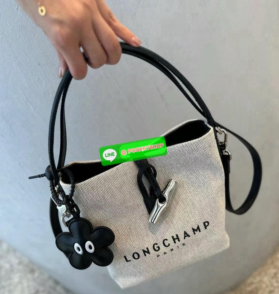 พร้อมส่งที่ไทยอีกครั้ง Longchamp Roseau Bucket Bag S กระเป๋ารุ่นถังไซส์มินิ ที่ขายดีที่สุดในตอนนี้ ตัวกระเป๋าทำจากผ้าแคนวาสเนื้อดี คาดด้วยหนังสีดำ ใบนี้เปิดปิดด้วยตัวคาดยึดด้วยอะไหล่สีเงิน ด้านในใส่ไอแพดมินิ กระเป๋าสตางค์ยาวได้ พร้อมกับหนังรองฐาน สามารถวา