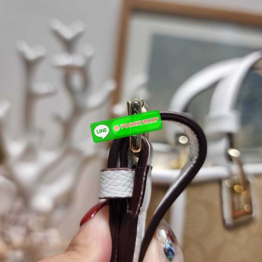 กระเป๋าถือ/สะพายรุ่นยอดนิยม ดีไซน์คงความคลาสสิค แฝงความหรูด้วยอะไหล่สีทอง หูจับในตัวสะดวกใช้งาน ปากกระเป๋ามีซิปปิดกันหล่นแน่นหนา ใต้กระเป๋ายังมีหมุดรองถนอมกระเป๋าอีกด้วย มีสายสะพายข้างให้ ถอดออกได้ ปรับได้ตามต้องการ ภายในโล่งกว้าง มีทั้งช่องซิปและช่องย่อย