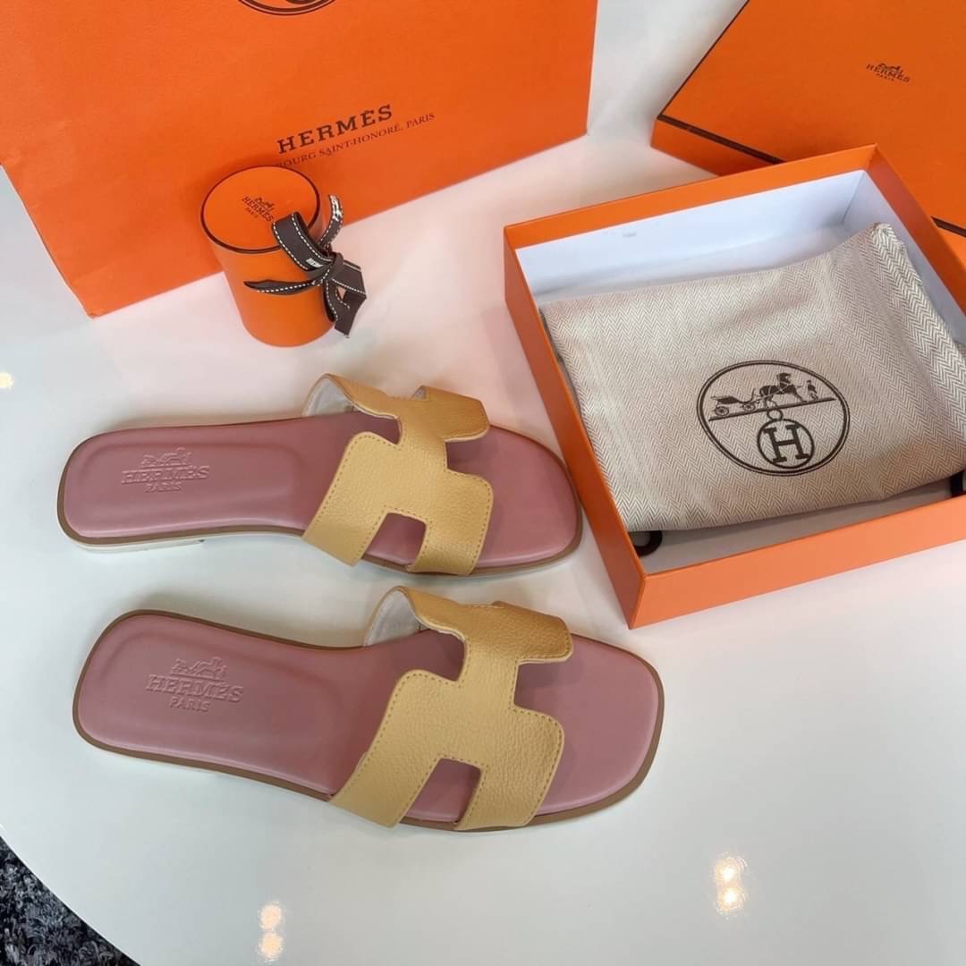 พร้อมส่ง รองเท้าแตะ Hermès สีพาสเทล ตัวใหม่ล่าสุด สีน่ารักมากกทุกสี คัดสีออกมาแล้วแมสที่สุด ให้เข้ากับเท้าสาวๆ ขับผิวมากคะ พื้นปั้มแบรนด์