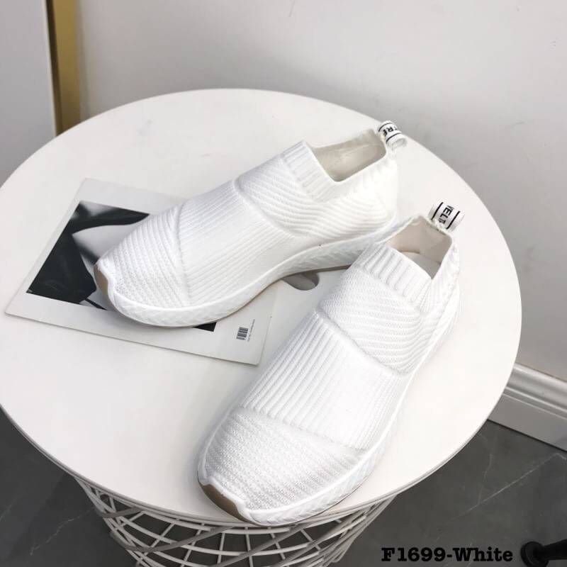 สินค้าขายดี พร้อมส่ง รองเท้าผ้าใบงานขายดีมาแล้วจ้า ทรง adidas ขายดีตลอดกาล จะใส่เดินทาง หรือไปเที่ยวก็ได้ค่ะ งานสวย แม่ค้าคอนเฟริม ห้ามพลาดเลยจ้าตัวนี้แนะนำ อย่าช้ารีบเลย