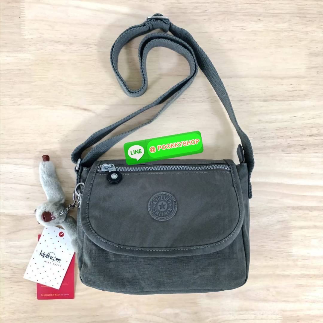 KIPLING SABIAN CROSSBODY MINI BAG กระเป๋าสะพายข้าง วัสดุ Nylon & Polyester 100% ขนาดเล็กกำลังน่ารัก เปิด-ปิดด้วยฝาปิดกระดุมแม่เหล็กและซิปแบรนด์ ด้านในทีแท็กแบรนด์
