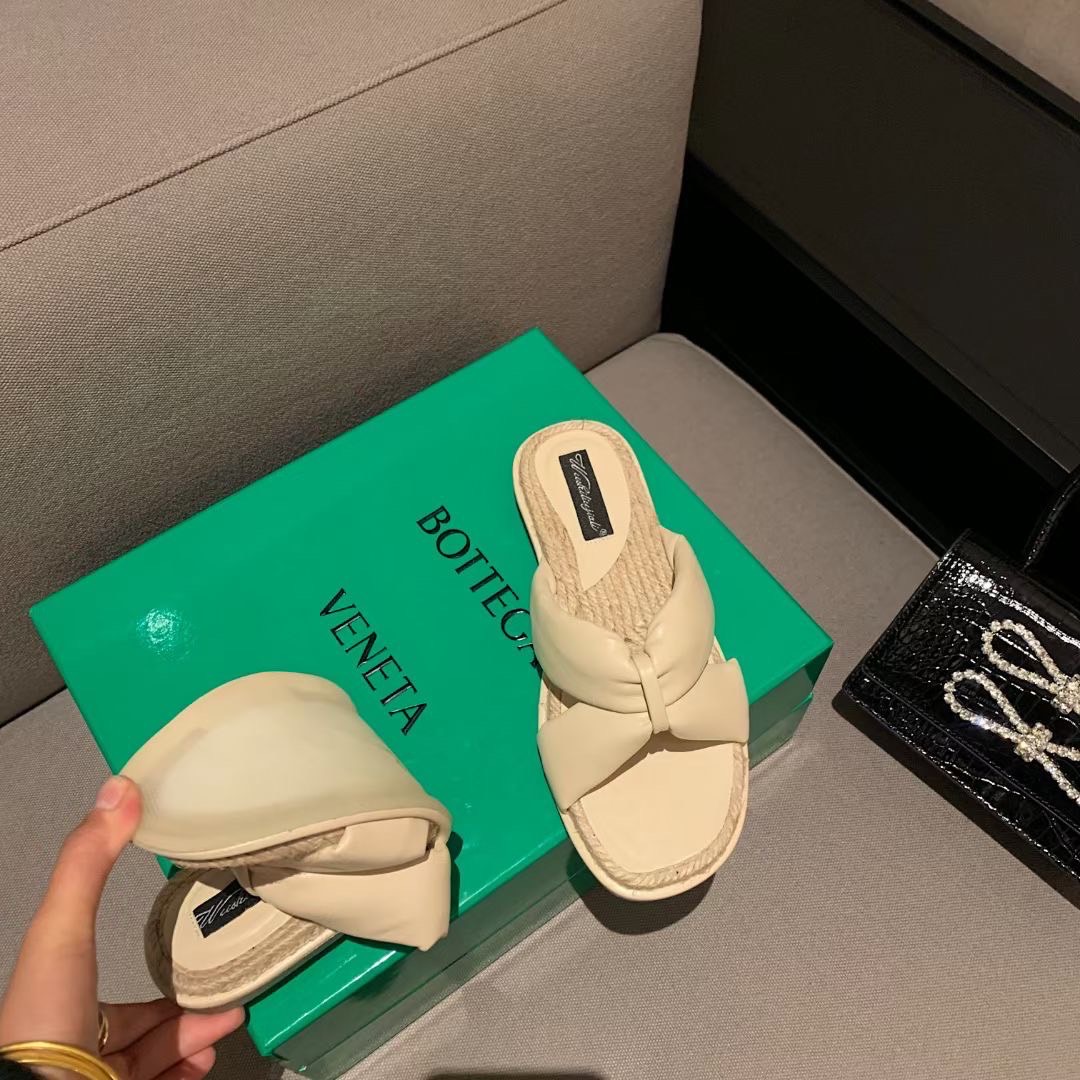 งานใหม่ พร้อมส่ง งานสวยๆพร้อมเสิร์ฟจ้า ตัวนี้ห้ามพลาด รองเท้ามาใหม่ งานหนังนิ่มมากคะ ทรงสวย แมตช์กับกางเกง👖หรือกระโปรง👗ก็ได้ค่ะ ใส่สบาย แม่ค้าคอนเฟริม เหมาะกับซัมเมอร์ช่วงมากเลยค่า ☀️🌊สาวๆห้ามพลาดนะคะ อย่าช้ารีบเลย🔥