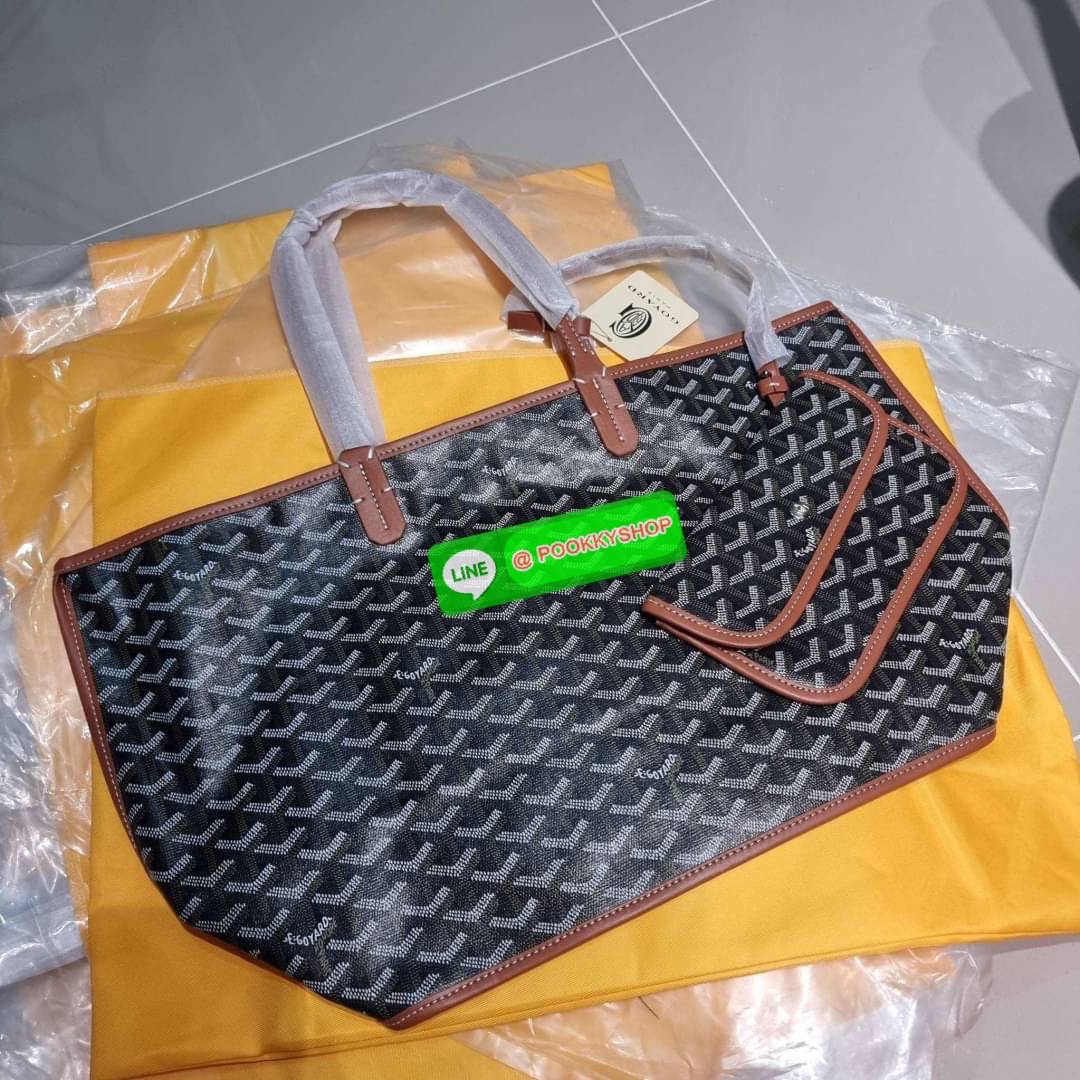 GOYARD ANJOU REVERSIBLE TOTE 🔆 Details ฮอตไอเท็ม กับกระเป๋าสะพายทรงโท้ท ใบใหญ่จุใจ!! มาครบสีขายดี เลิศทุกสี รูปทรงคลาสสิค ดีไซน์เป็นเอกลักษณ์ ใช้งานได้หลากหลาย สามารถกลับด้านใช้ได้แบบไม่มีเบื่อ พิมพ์ลายสวยคม ภายในโล่งกว้างมาก มาพร้อมหูคล้องไหล่ในต
