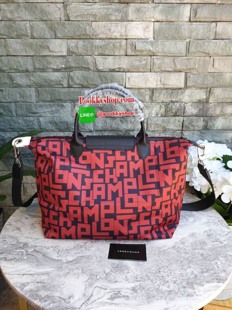 LE PLIAGE LGP TOP HANDLE BAG M รายละเอียด • วัสดุ: ผ้าใบ • อะไหล่: นิกเกิล • ตัวกระเป๋า: ผ้าใบโพลีอะไมด์เคลือบด้านใน • ตกแต่ง: หนังวัว รายละเอียดภายนอก • การปิด: ซิปและกระดุมสแน๊ป • สายสะพาย: ถอดออกได้ • ช่อง: 1 รายละเอียดภายใน • ช่องใส่ของ: 1 • จุของได้เ