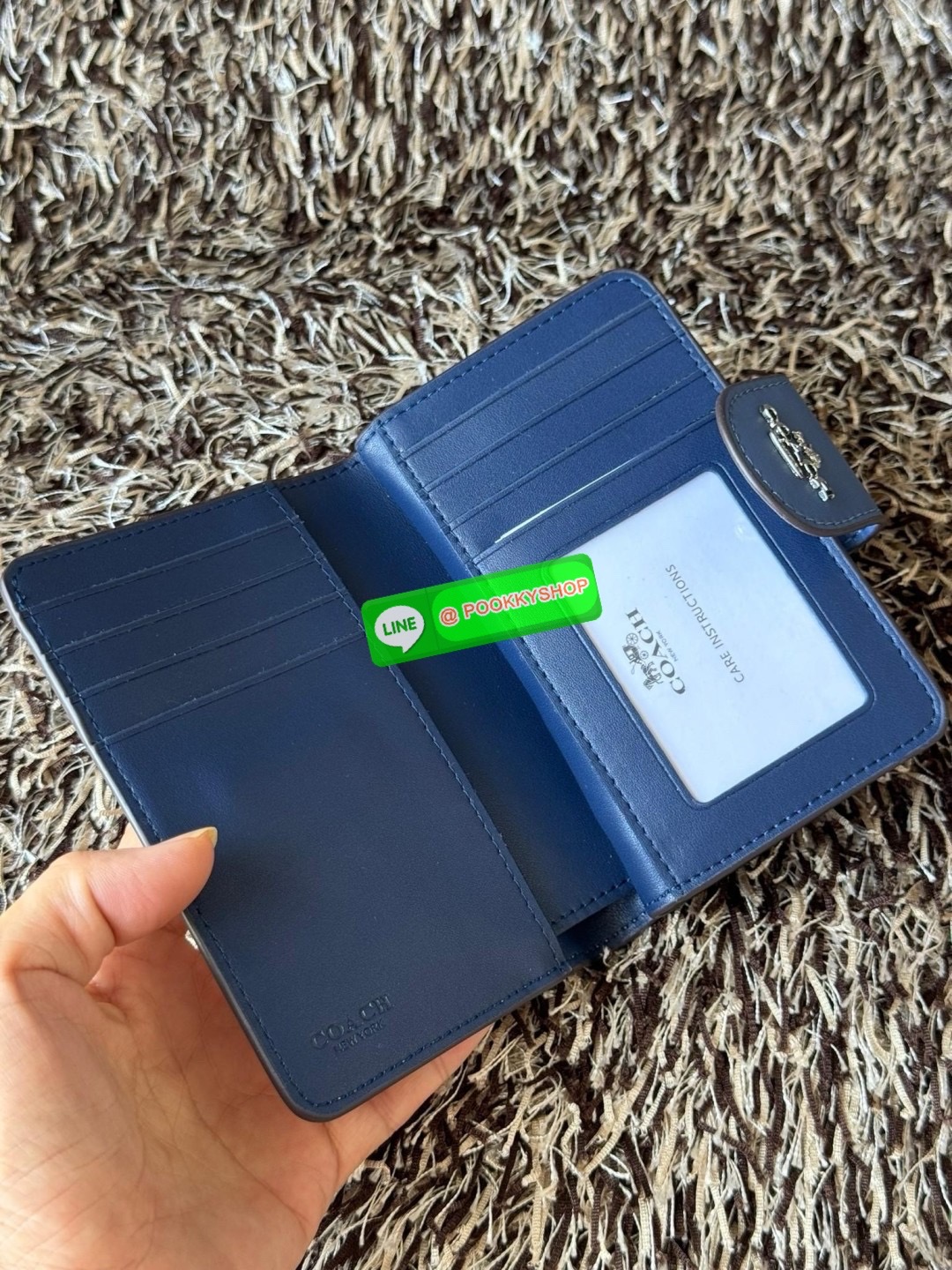 COACH MEDIUM CORNER ZIP WALLET IN SIGNATURE CANVAS กระเป๋าสตางค์ขนาดกลางที่ถือว่าเป็นไอเทม Must Have ของทุกเพศทุกวัยที่ต้องพกติดตัวไว้ตลอดเวลา เพราะนอกจากจะช่วยจัดเก็บเงิน บัตรประชาชน บัตรเครดิตและต่าง ๆ ให้เป็นระเบียบเรียบร้อยยังต้องคำนึงถึงประโยชน์ใช้สอ