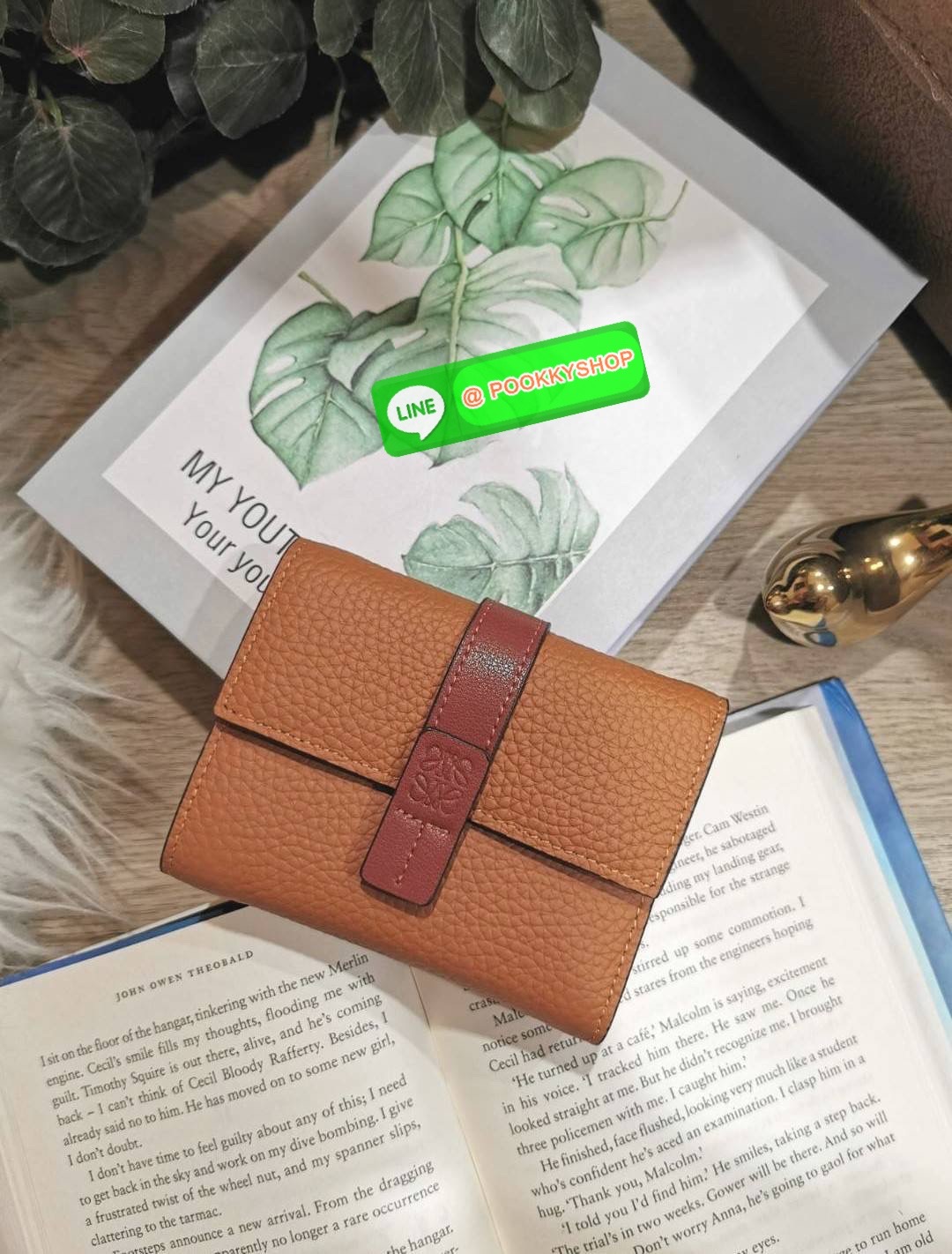 ✴️Don't Miss!✴️NEW! LOEWE SHORT WALLET VIP GIFT WITH PURCHASE กระเป๋าพรีเมี่ยมกิ๊ฟ Limited จาก LOEWE DUTYFREE COUNTER วัสดุหนังแท้เทคเจอร์สวยอยู่ทรงปั้มโลโก้แบรนด์ด้านหน้าเปิดปิดด้วยกระดุม ภายในมีทั้งช่องใส่รูป ช่องใส่ธนบัตร ใส่แบงก์พัน