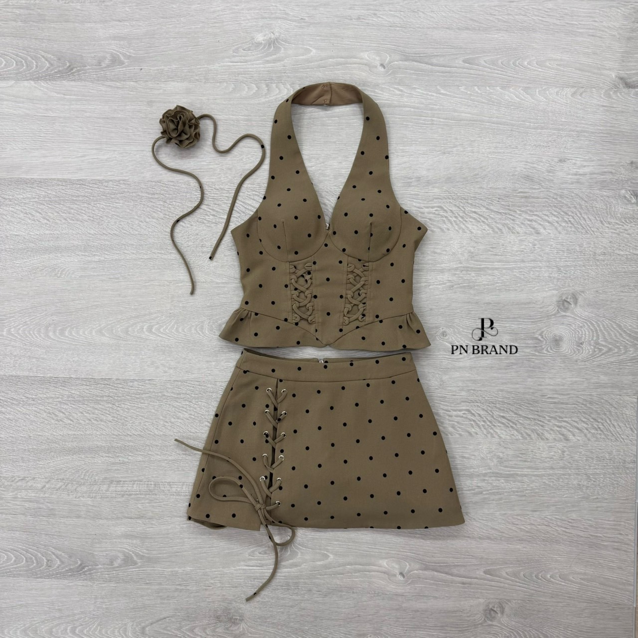 ชุดเซทแฟชั่น เซต 2 ชิ้น (เสื้อคล้องคอมีโชคเกอร์ + กระโปรงกางเกง) ชุดโทนสีน้ำตาลมะฮอกกานี