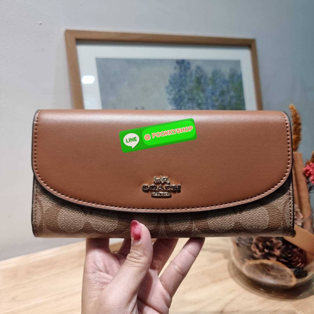 COACH F54022 SLIM ENVELOPE WALLET IN SIGNATURE กลับมาแล้วจ้า!! กระเป๋าสตางค์รุ่นขายดี 🔥 ทรงจดหมายรุ่นฝาพับ สวยคุณหนู หรูเกินราคา วัสดุหนังแคนวาสเคลือบลาย ภายในใส่มือถือได้ ใส่บัตรได้ มีช่องซิปแยกแบ่งเป็นสัดส่วน รุ่นนี้ใช้ยังไงก็ไม่มีเบื่อ สวยคลาสส