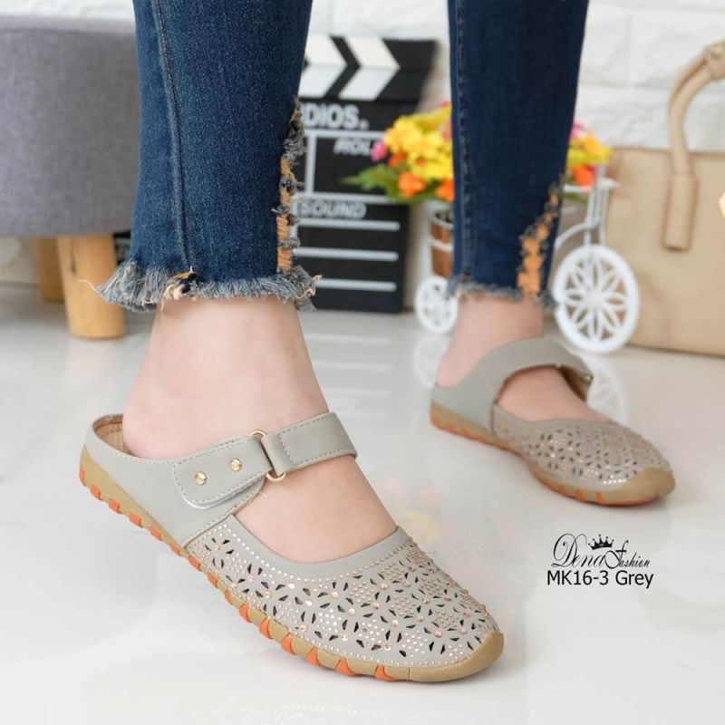 MK16-3 เปิดส้นหน้าเพชร น่ารักแบบเก๋ๆ คัชชูเปิดส้นเตี้ยตกแต่งด้วยเพชรหน้าเต็ม สวมใส่สบาย สายคาดหน้าแบบเข็มขัดปรับความกระชับได้อีกนิดด้วยเมจิกเทปเพียงดึงแปะง้ายง่าย