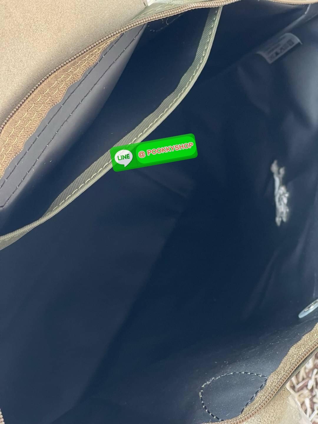 LONGCHAMP LE PLIAGE GREEN Shoulder bag S กระเป๋าใบนี้ดึงดูดใจคุณด้วยรูปทรงมินิมอลและกะทัดรัด หูกระเป๋าที่ยาวช่วยให้คุณสะพายไหล่ได้อย่างสบาย การปิดด้วยซิปช่วยให้มั่นใจได้ว่าสิ่งของทั้งหมดของคุณปลอดภัย Longchamp ดึงแรงบันดาลใจจาก origami สร้าง LE Pliage Gre