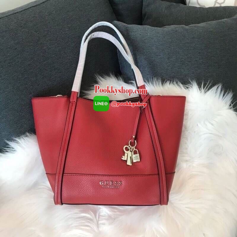 GUESS HEIDI HAMMERED EFFECT BAG 2 in 1กระเป๋าสะพายจาก Guess factory วัสดุ PU คุณภาพดี นิ่ม น้ำหนักเบา ด้านหน้าประดับด้วยโลโก้แบรนด์สุดหรู เปิดปิดกระเป๋าด้วยกระดุมแม่เหล็กและซิป ด้านในโล่งกว้างมีช่องสำหรับใส่ของด้านข้างกระเป๋าเพิ่มอีก2ช่องใช้งาน รุ่นนี้มาพ