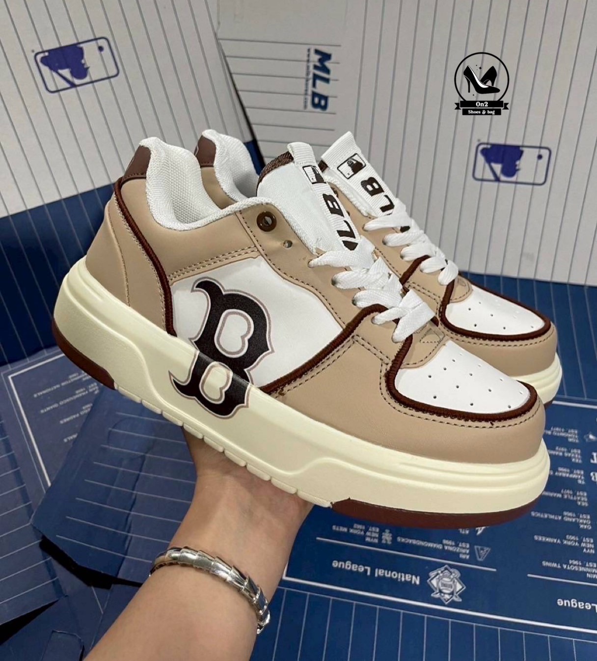 MLB Korea - New York Yankees Sneakers ผ้าใบ NY MLB คอลใหม่เสริมส้นทรงสวยเก๋เทห์มากๆ วัสดุนิ่มน้ำหนักเบาใส่ออกกำลังกายได้ใส่แฟชั่นก็สวยมากค่ะ งานเป๊ะ รีบมาตำไปเทห์กันก่อนหมดจ้า