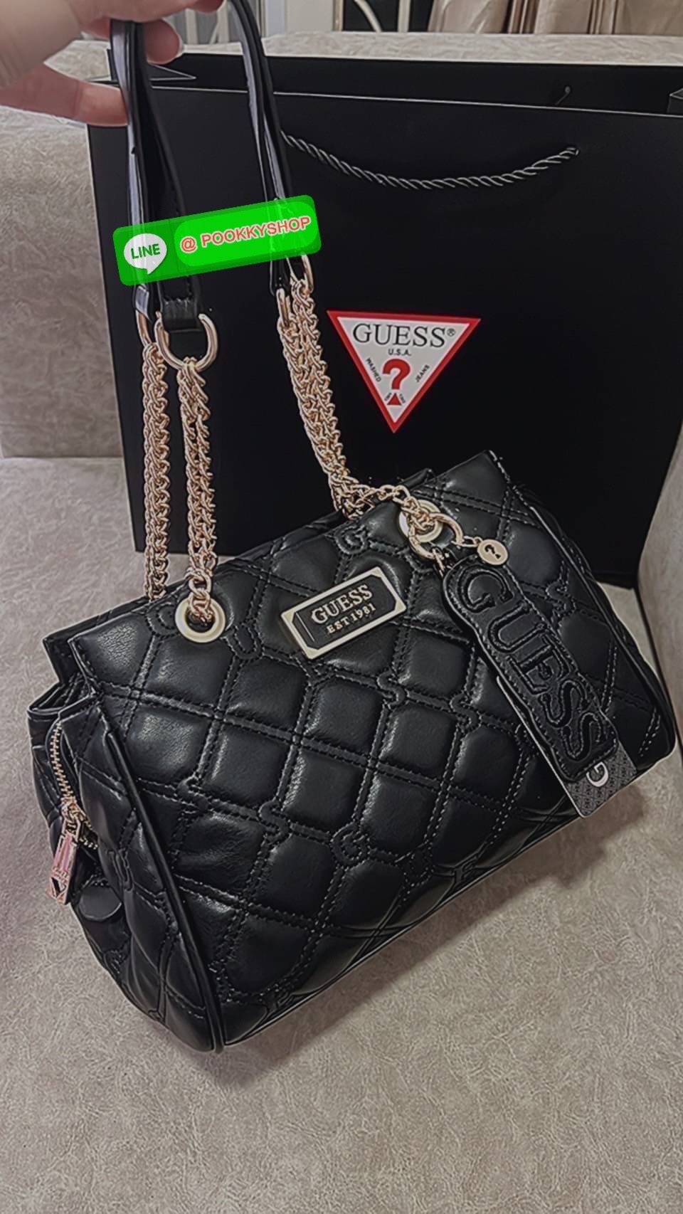 Guess งานแท้💯 outlet ถูกกว่าช้อปจ้าสะพายข้างทรงสวย หนังนุ่มฟู คอลเล็คชั่นใหม่ จุของได้เยอะ งานหรูหราไฮโซมากเเม่ สะพายไหล่ได้ จุของได้เจอะมากแม่ มี2 ช่องใช้งาน พร้อม1ช่องซิปลับ