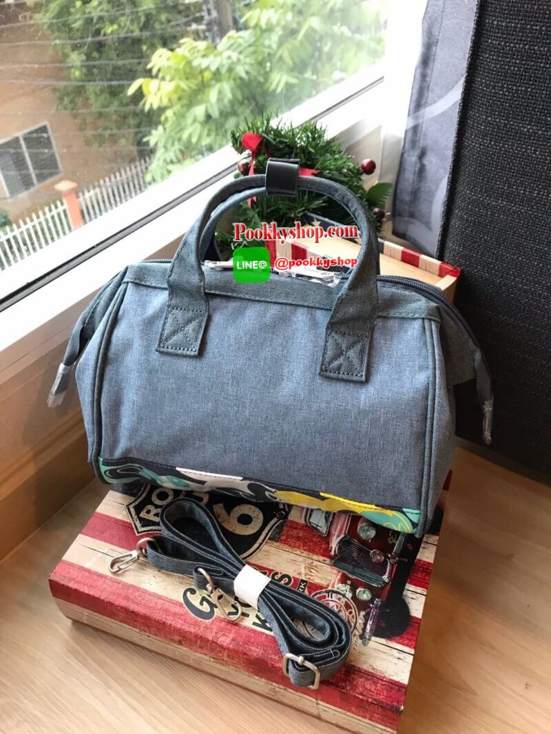 ANELLO MICKEY LIMITED EDITION REGULAR SHOULDER BAG DT-G002 รุ่นลิมิตเตทจาก Mickey90’s มาในรูปแบบ2way สไตล์Boston วาดลวดลายและสีสันแล้วสกรีนลายลงบนเนื้อผ้า สีสันตัวการ์ตูนแมทช์เข้ากับกระเป๋า ยังมีซับในพิมพ์ลายมิ้กกี้พิเศษสำหรับคอลเลคชันนี้เท่านั้นคร้า!!