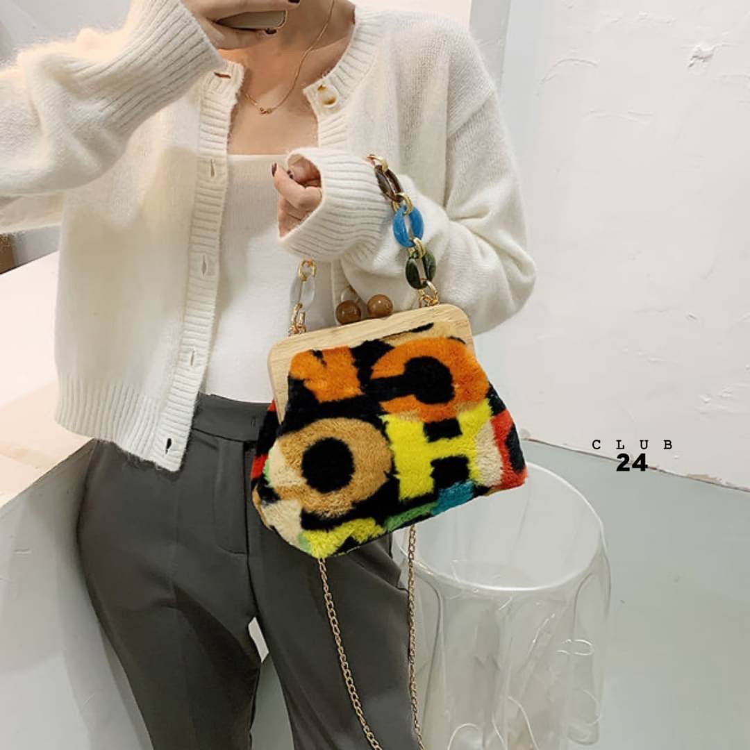 𝙉𝙀𝙒 𝙉𝙀𝙒 ‼️ กระเป๋าขนทอลาย ตามแบบฉบับแบรนด์ดัง งานขนนิ่มๆ มาพร้อมสายโซ่สุดน่ารัก สีสัดสดใส ด้านในจุของได้เยอะเลยคะ มีสายโซ่สะพายข้างได้คะ รุ่นนี้ จัดมาให้ 2 ลายนะคะ