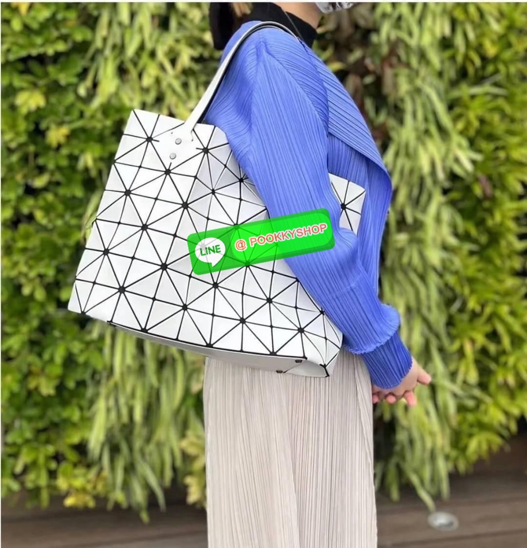 Bao bao Issey Miyake Rock Matte กระเป๋า Bao Bao ซีรีส์นี้จะเป็นทรงสี่เหลี่ยมผืนผ้าและทรงสี่เหลี่ยมจัตุรัส น้ำหนักเบา มีซิปปิดด้านบน ถือเป็นรุ่นที่เหมาะกับการใช้งานในชีวิตประจำวัน สามารถพับมุมและบริเวณด้านล่างของกระเป๋าเพื่อเพิ่มความสะดวกสบายในการใช้งาน ทั