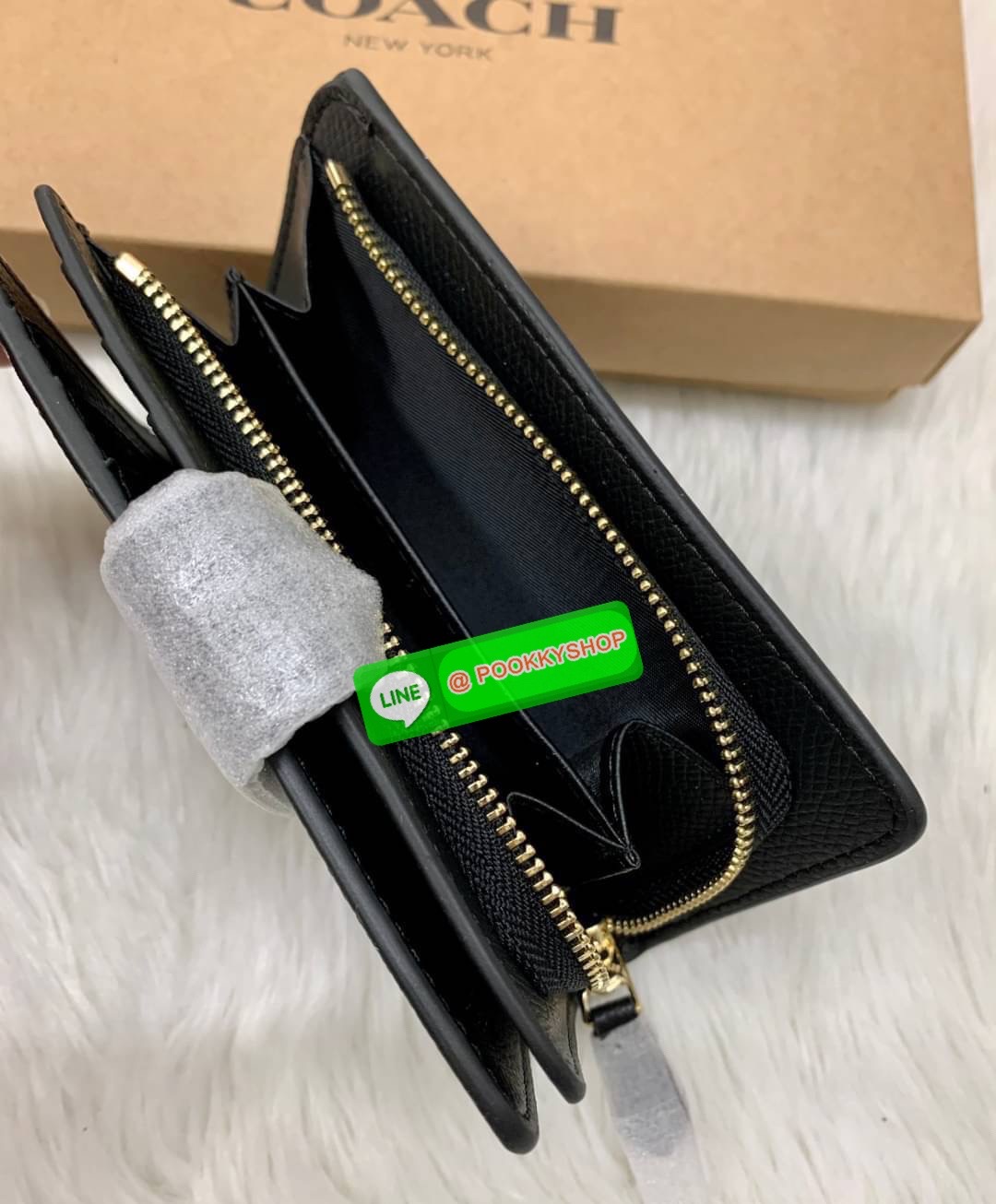 COACH MEDIUM CORNER ZIP WALLET IN SIGNATURE CANVAS ((53562)) 💋กลับมาอีกครั้งค่ะ! กระเป๋าเงินใบกลางหนัง pvc canvas สวยงามค่ะ เปิดปิดช่องหลักด้วยกระดุมภายในมีช่องเสียบบัตรได้ถึง10ช่อง ช่องใส่ธนบัตรหนึ่งช่อง; และช่องซิปสำหรับใส่เหรียญอีกสองช่อง แยกสั