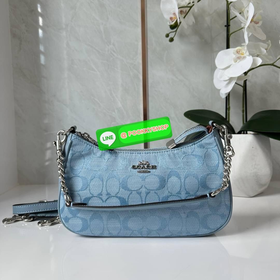 COACH TERI SHOULDER BAG IN SIGNATURE CHAMBRAY ( CH139) กระเป๋าทรงพอช ดีไซน์สุดหรูวัสดุผ้า jacquard ทอลายแบรนด์ ซับในผ้า มาพร้อมสายสะพาย 2 เส้นสามารถถอดได้ เปิด-ปิดด้วยซิป ด้านในช่องโล่งกว้างมีช่องใส่บัตรเครดิต 2 ช่อง ใส่โทรศัพท์มือถือได้ทุกรุ่น ใส่กระเป๋า