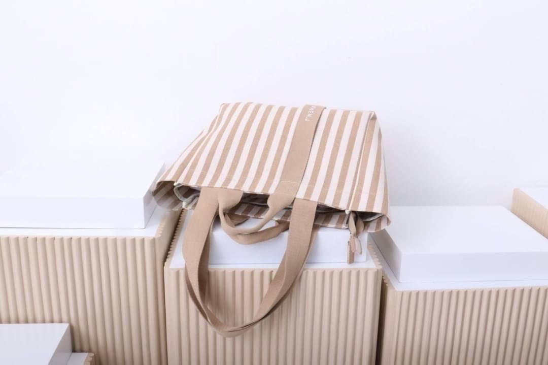 มาอีกรอบละจร้าาา 💥MJ ตัวใหม่ล่าสุด บอกเลยของมันต้องมี ใบใหญ่จุใจใส่ของได้จุกๆ ดีไซน์แบบ shopping bag ถือได้หิ้วได้ น่าร๊ากๆๆๆ เนื้อผ้าวัสดุอย่างดีและหนา มาตามคำเรียกร้อง...