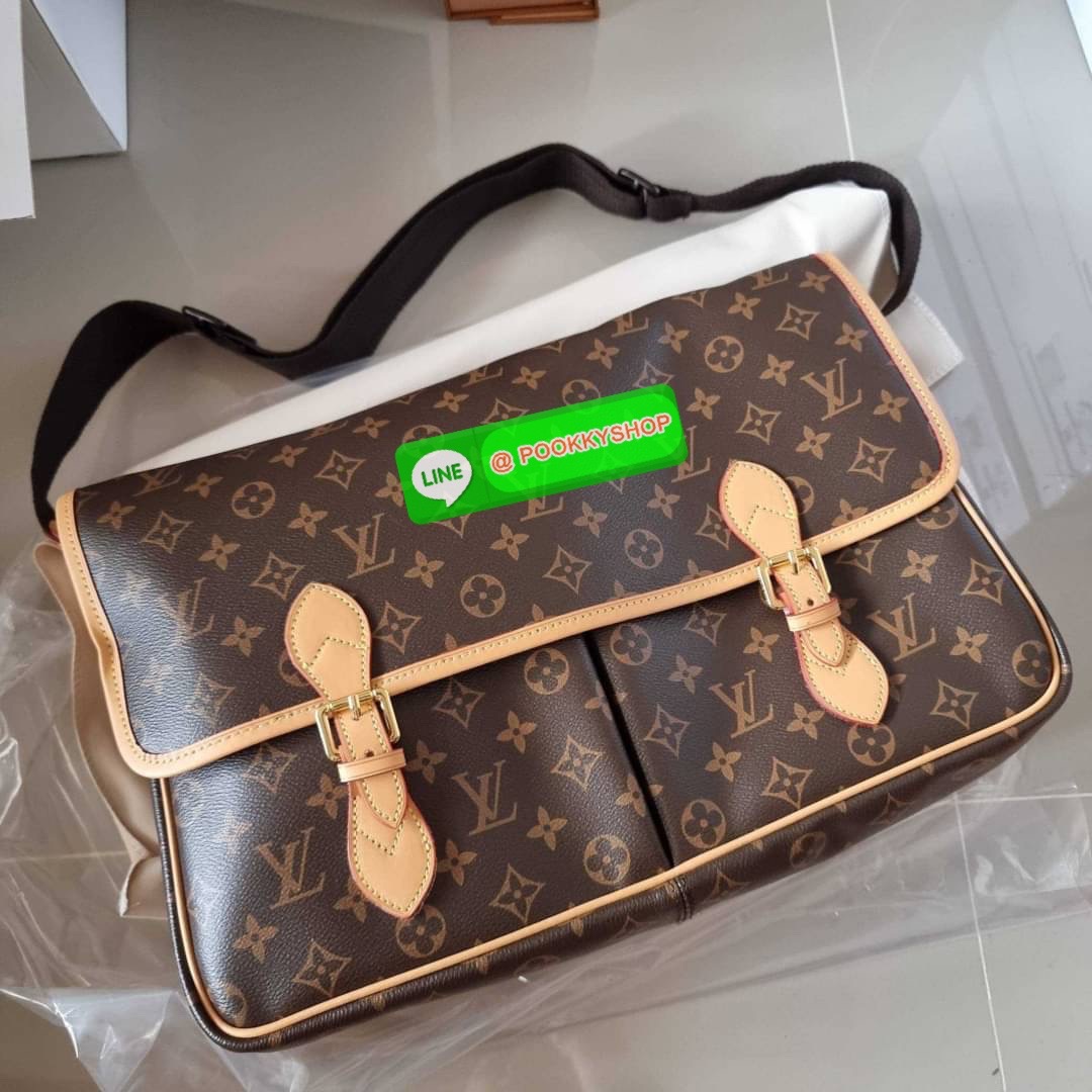 LV GIBECIERE CROSSBODY BAG กระเป๋าสะพายข้างใบใหญ่ ทรงแมสเซนเจอร์ เอาใจหนุ่มๆ ดีไซน์วินเทจ ย้อนยุค คลาสสิคไม่มีเบื่อ วัสดุหนังแคนวาส ทนทาน เปิด-ปิดด้วยสายคาดปรับระดับได้ ภายในมีช่องแบ่งเป็นสัดส่วนอย่างดี มีช่องซิป สายสะพายปรับได้ตามชอบ ใส่ของได้เลยแบบจุใจ