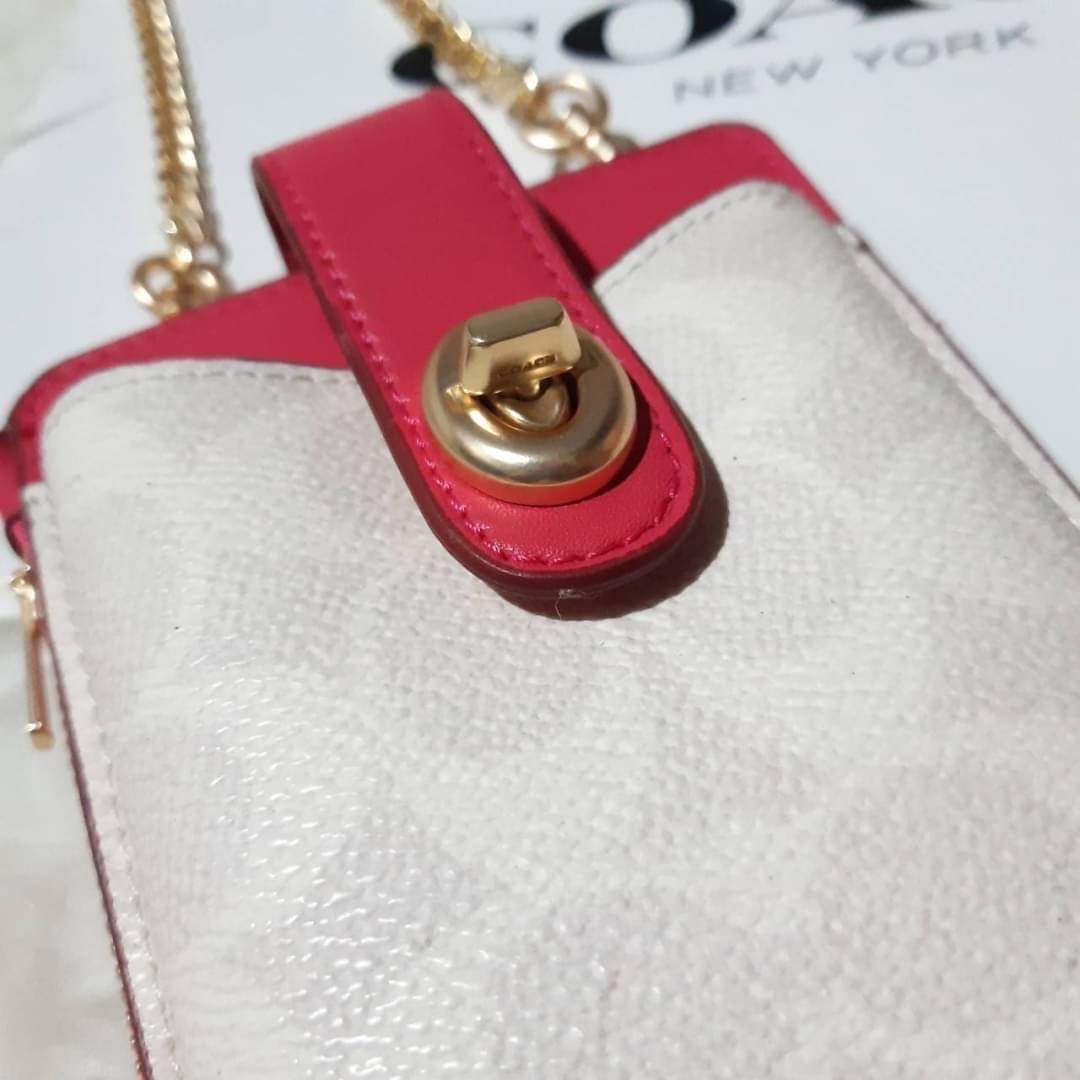 COACH 825 TURNLOCK CHAIN PHONE CROSSBODY IN BLOCKED SIGNATURE CANVAS ฮอตและปังกว่านี้ไม่มีแล้ว!! กระเป๋าเอนกประสงค์ สำหรับใส่โทรศัพท์ ใส่บัตรได้ มีช่องซิปแยกให้ด้วย ขนาดพกพาดีงาม!! 💕 ใส่โทรศัพท์ได้ทุกรุ่นน้า สายสะพายยาวประมาณ 23" (วัดจากไหล่)