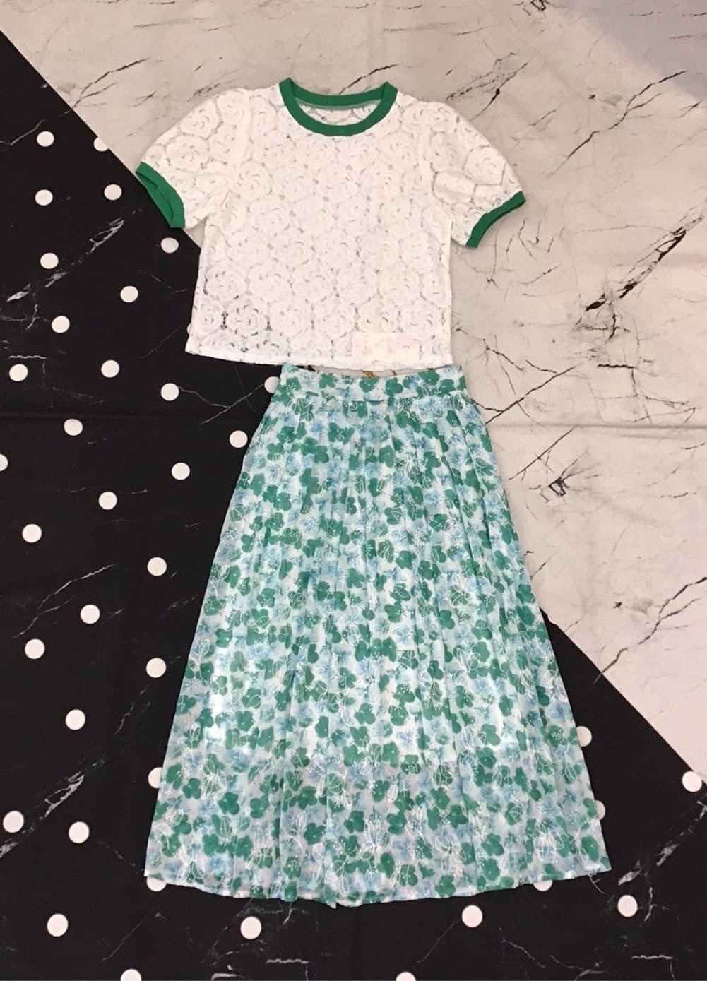 NEW ARRIVAL KOREA DESIGN BY WONDER DRESS สินค้าพร้อมส่งจร้า เซทเสื้อลูกไม้สีขาวลายดอกไม้เก็บขอบช่วงคอและแขนแทบสีเขียวงานสวยมากคะ จับคู่มากับกระโปรงทรงสวยงานปักลายใบไม้ ช่วงเอวด้านหลังเป็นสม๊อคยืดได้นิดหน่อย กระโปรงซิปซ่อนด้านข้าง