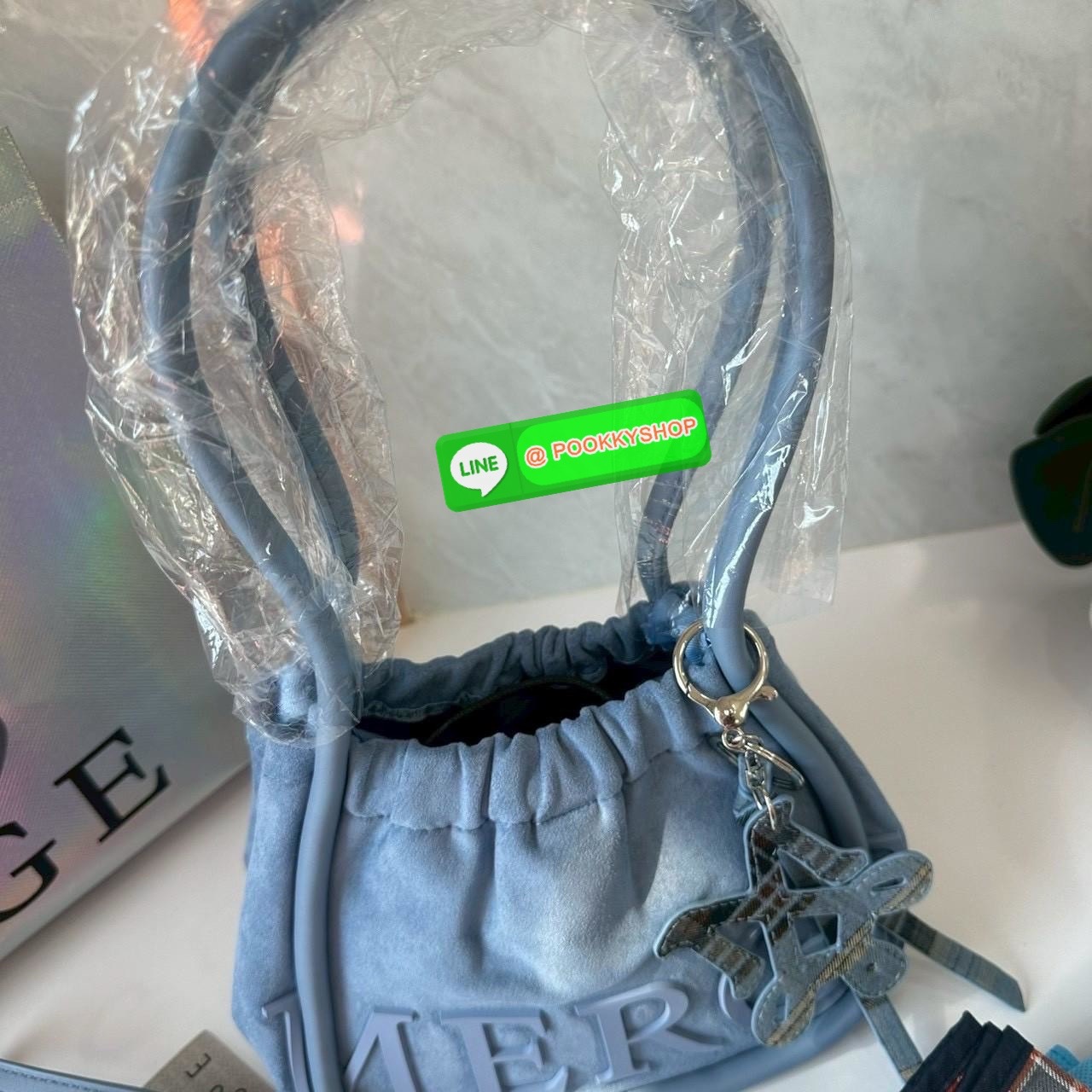 A Day Bag Mini’ in suede กระเป๋าหนังกลับเนื้อเนียน สายเกาหวานปนเท่ MERGE คอลเลกชันพิเศษ ดีไซน์เก๋พร้อมพวงกุญแจลายพิเศษ เข้าเซ็ตสุดคุ้ม!ใบเล็กสามารถ พกพาง่าย น้ำหนักเบา กระเป๋าหูรูดด้านใน ผลิตจากผ้าลายสก็อต ตัวกระเป๋ามี Snap ด้านข้าง ที่สามารถพับปีกกระเป๋า